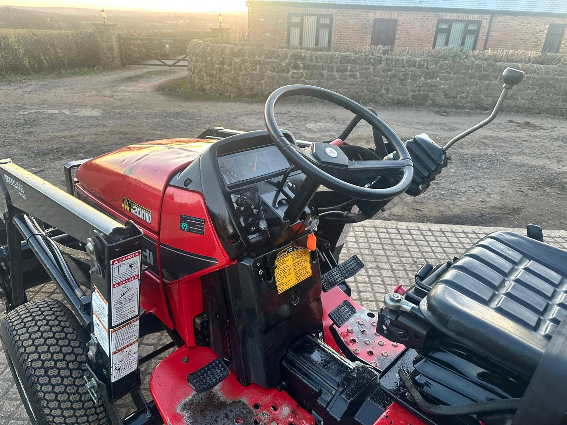 MITSUBISHI MT200HD 20HP 4WD COMPACT TRACTOR WITH FRONT LOADER AND BUCKET *NO VAT* - Image 12 of 19