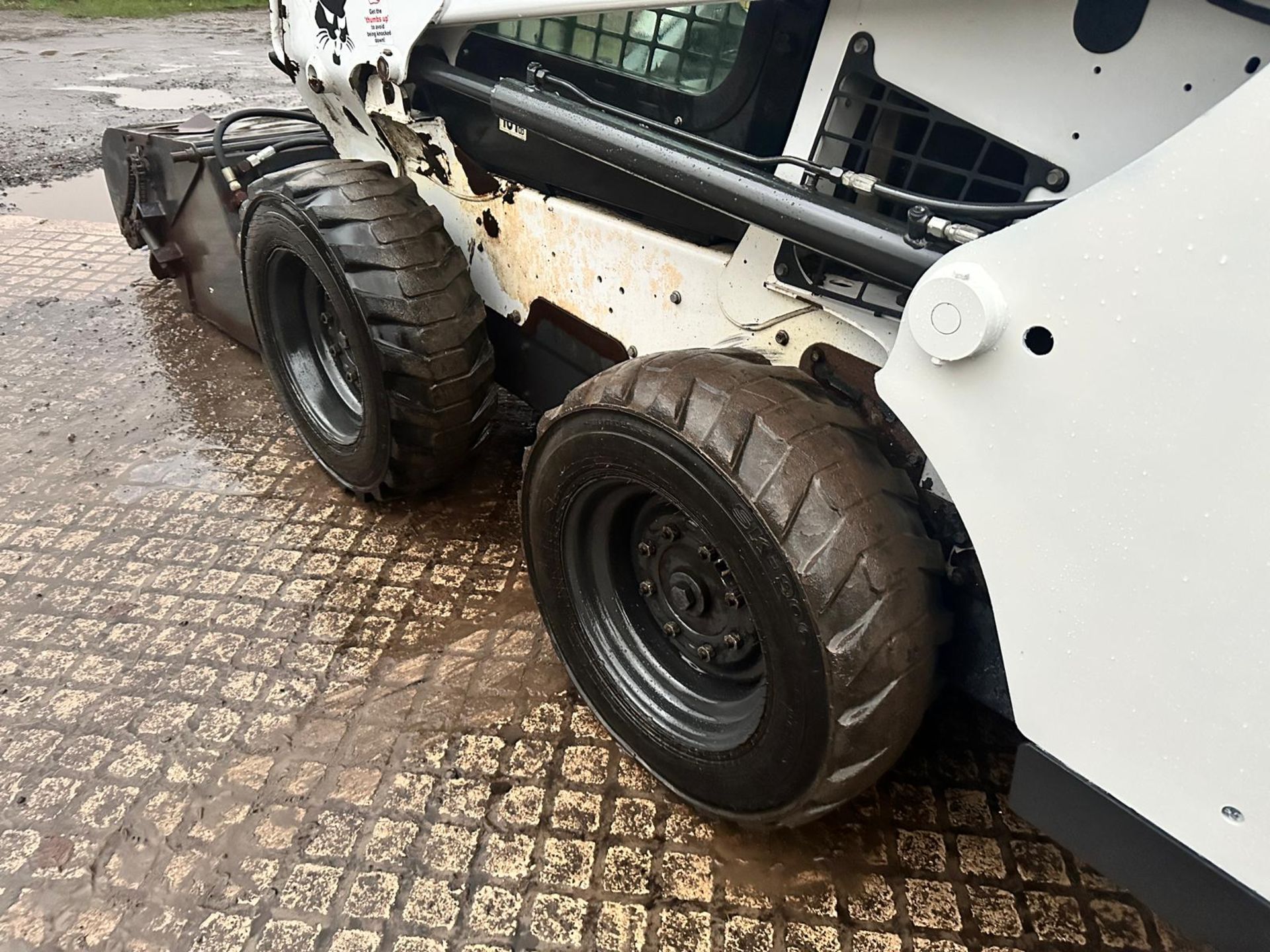 2019 BOBCAT S550 WHEELED SKIDSTEER LOADER WITH 54” BOBCAT SWEEPER BUCKET *PLUS VAT* - Image 9 of 16