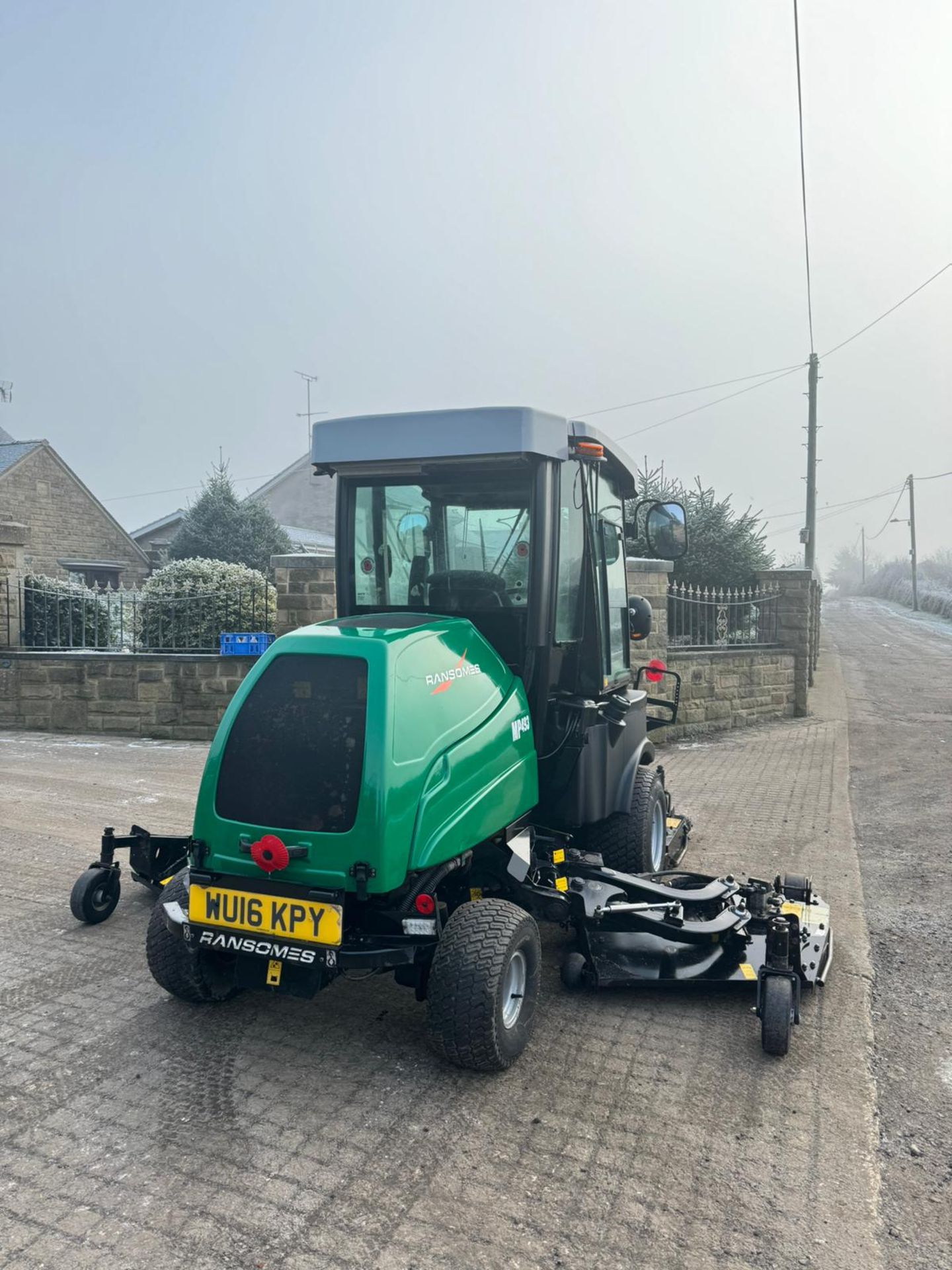 2016 RANSOMES RMP493 BATWING RIDE ON LAWN MOWER WITH FULL GLASS CAB *PLUS VAT* - Image 17 of 33