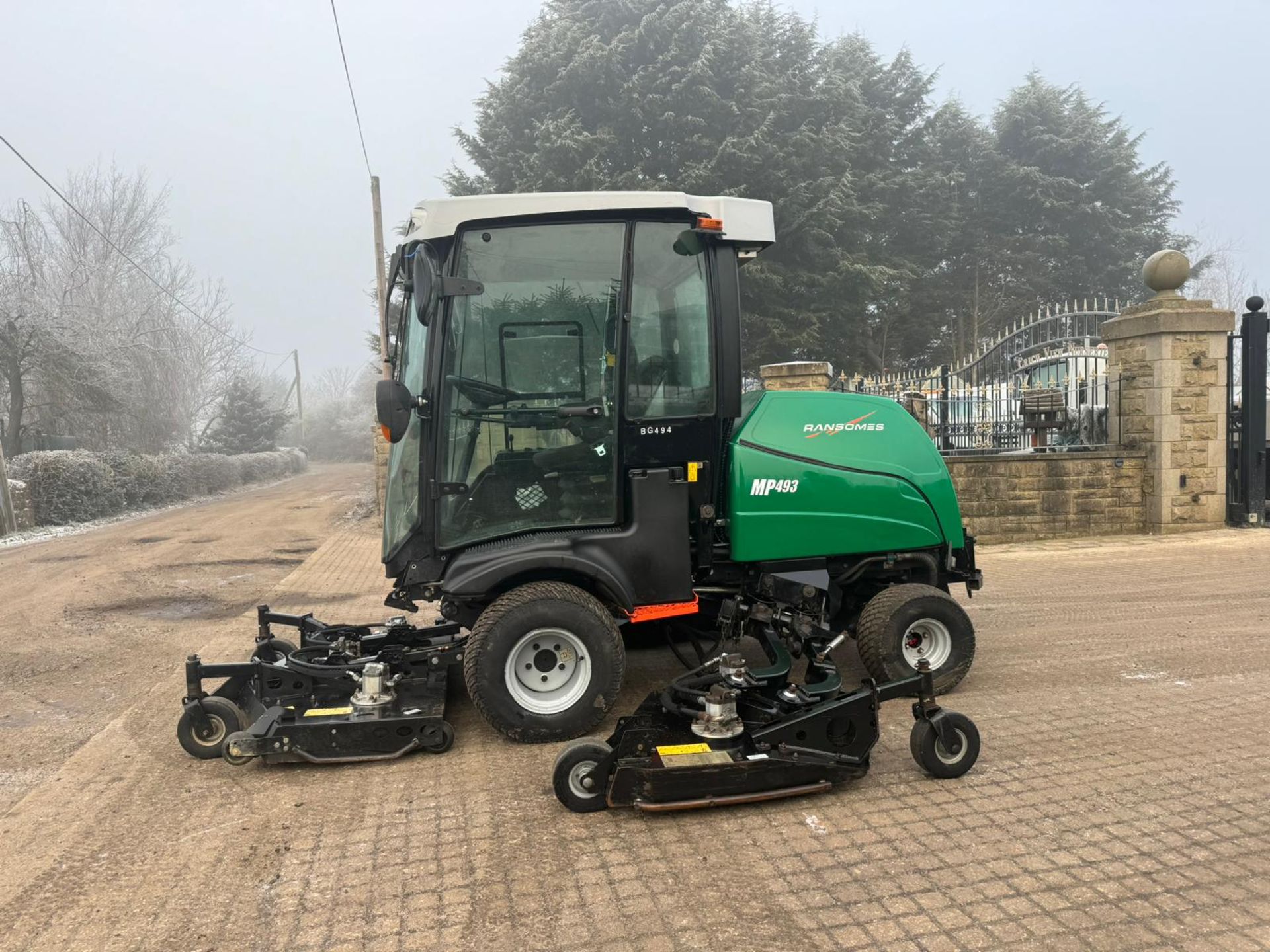 2016 RANSOMES RMP493 BATWING RIDE ON LAWN MOWER WITH FULL GLASS CAB *PLUS VAT* - Image 28 of 33