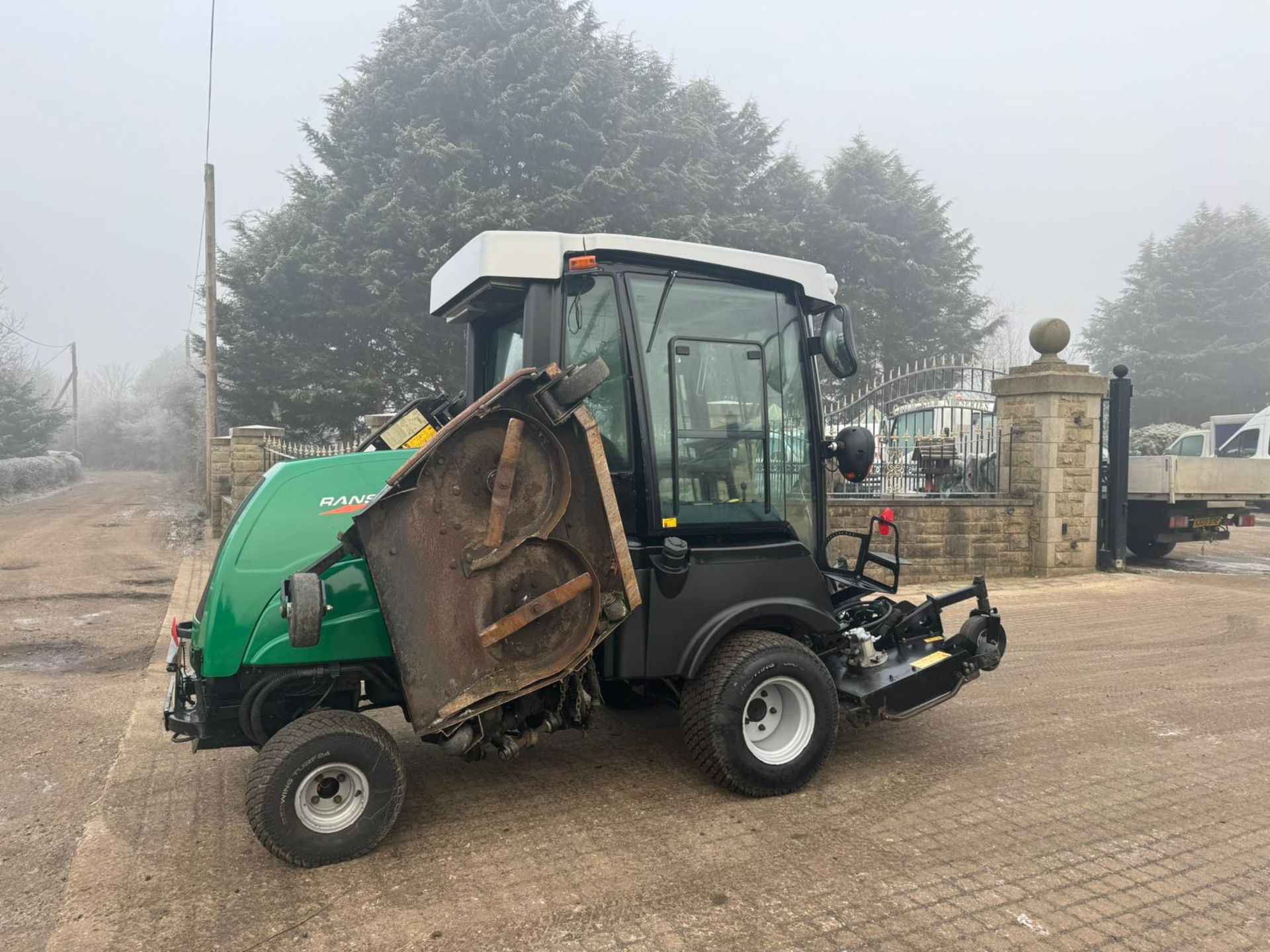 2016 RANSOMES RMP493 BATWING RIDE ON LAWN MOWER WITH FULL GLASS CAB *PLUS VAT* - Image 24 of 33