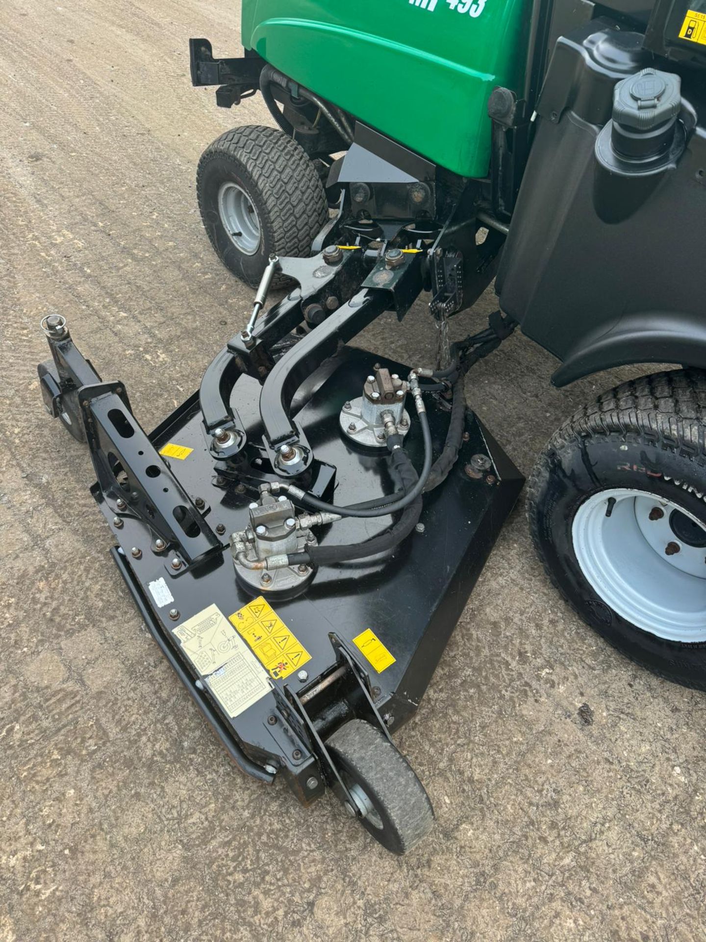 2016 RANSOMES RMP493 BATWING RIDE ON LAWN MOWER WITH FULL GLASS CAB *PLUS VAT* - Image 4 of 33