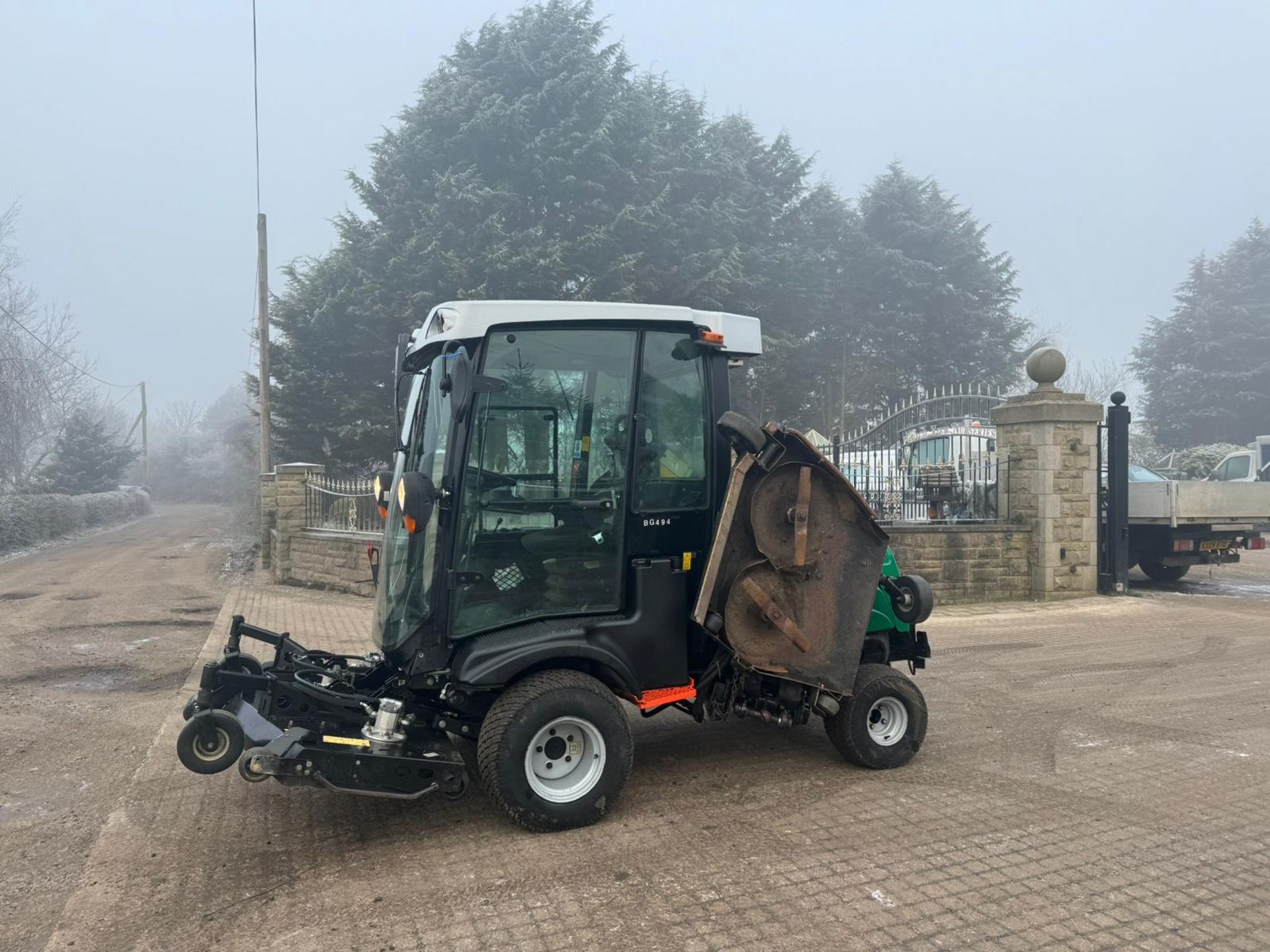 2016 RANSOMES RMP493 BATWING RIDE ON LAWN MOWER WITH FULL GLASS CAB *PLUS VAT* - Image 7 of 33