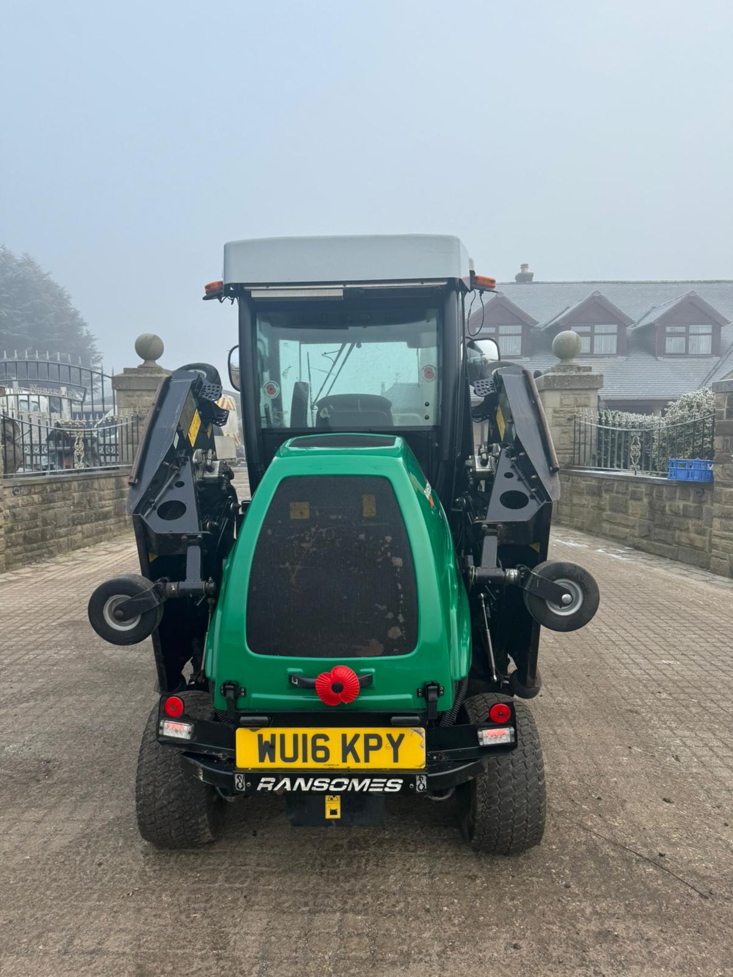2016 RANSOMES RMP493 BATWING RIDE ON LAWN MOWER WITH FULL GLASS CAB *PLUS VAT* - Image 15 of 33