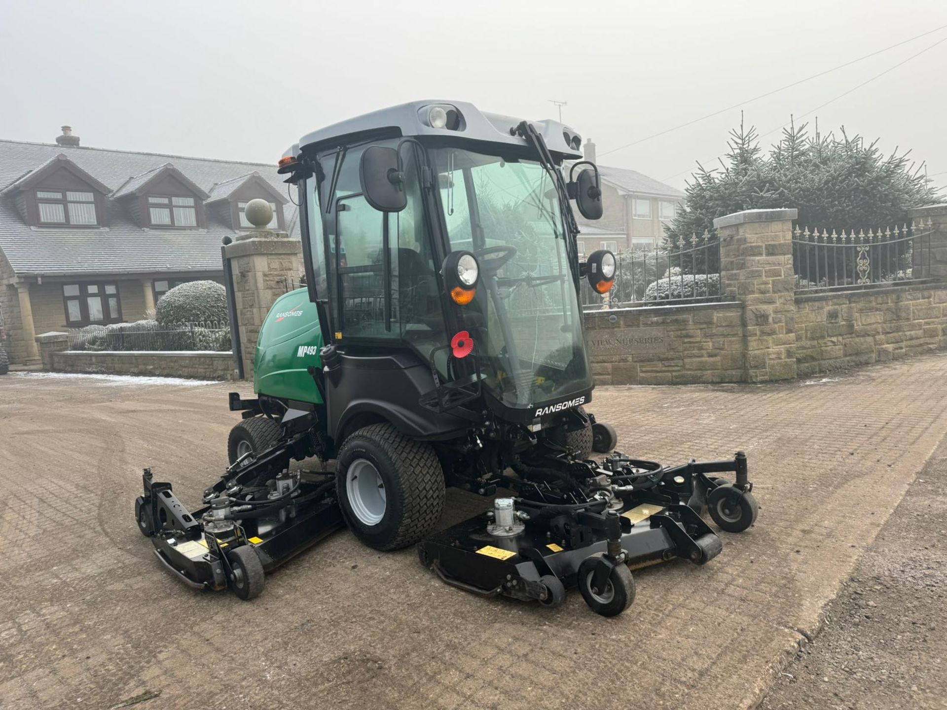 2016 RANSOMES RMP493 BATWING RIDE ON LAWN MOWER WITH FULL GLASS CAB *PLUS VAT* - Image 25 of 33