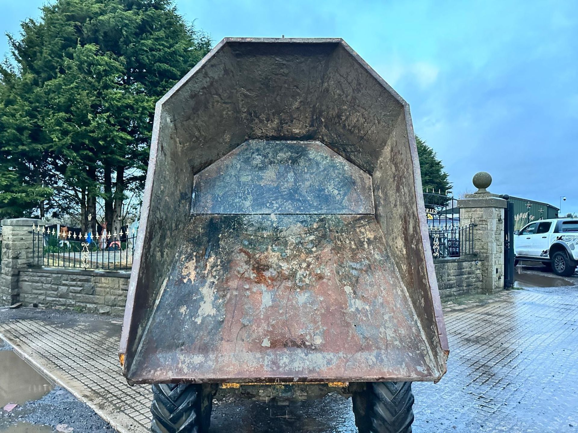 2010 THWAITES 3 TON SWIVEL SKIP DUMPER *PLUS VAT* - Image 5 of 16