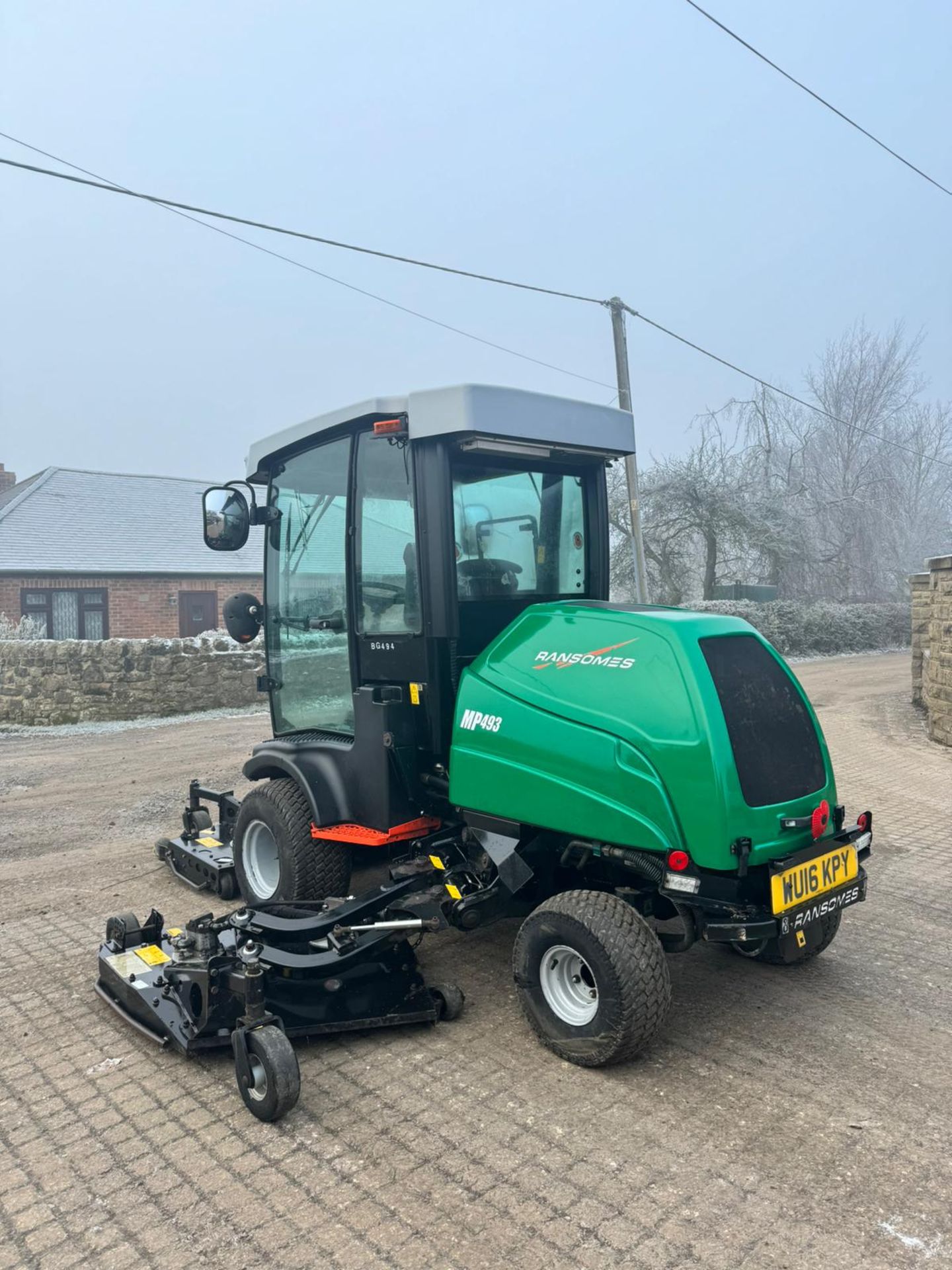2016 RANSOMES RMP493 BATWING RIDE ON LAWN MOWER WITH FULL GLASS CAB *PLUS VAT* - Image 12 of 33