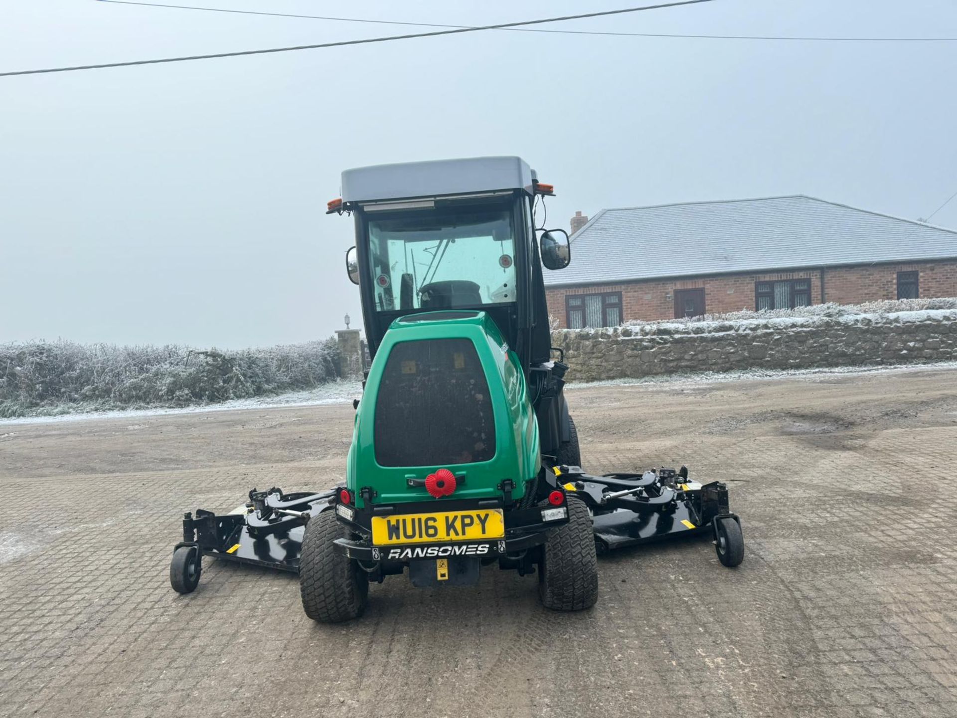 2016 RANSOMES RMP493 BATWING RIDE ON LAWN MOWER WITH FULL GLASS CAB *PLUS VAT* - Image 16 of 33