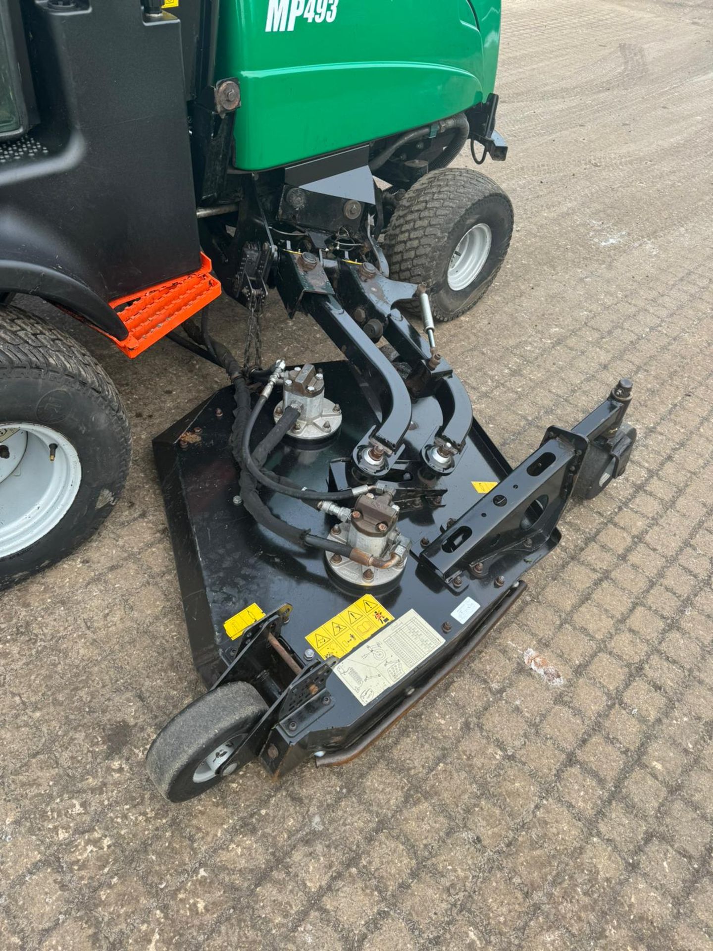 2016 RANSOMES RMP493 BATWING RIDE ON LAWN MOWER WITH FULL GLASS CAB *PLUS VAT* - Image 5 of 33