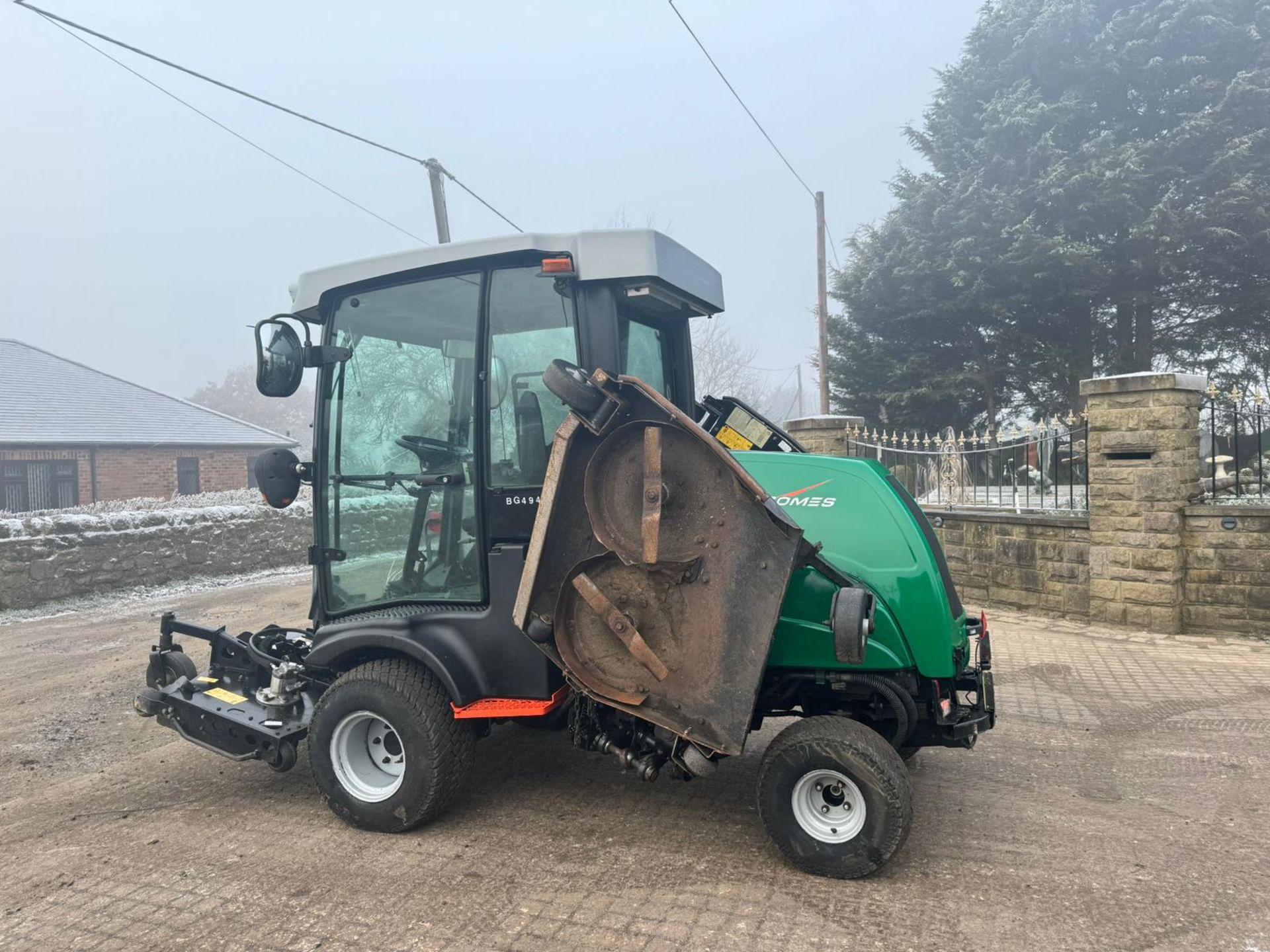 2016 RANSOMES RMP493 BATWING RIDE ON LAWN MOWER WITH FULL GLASS CAB *PLUS VAT* - Image 10 of 33