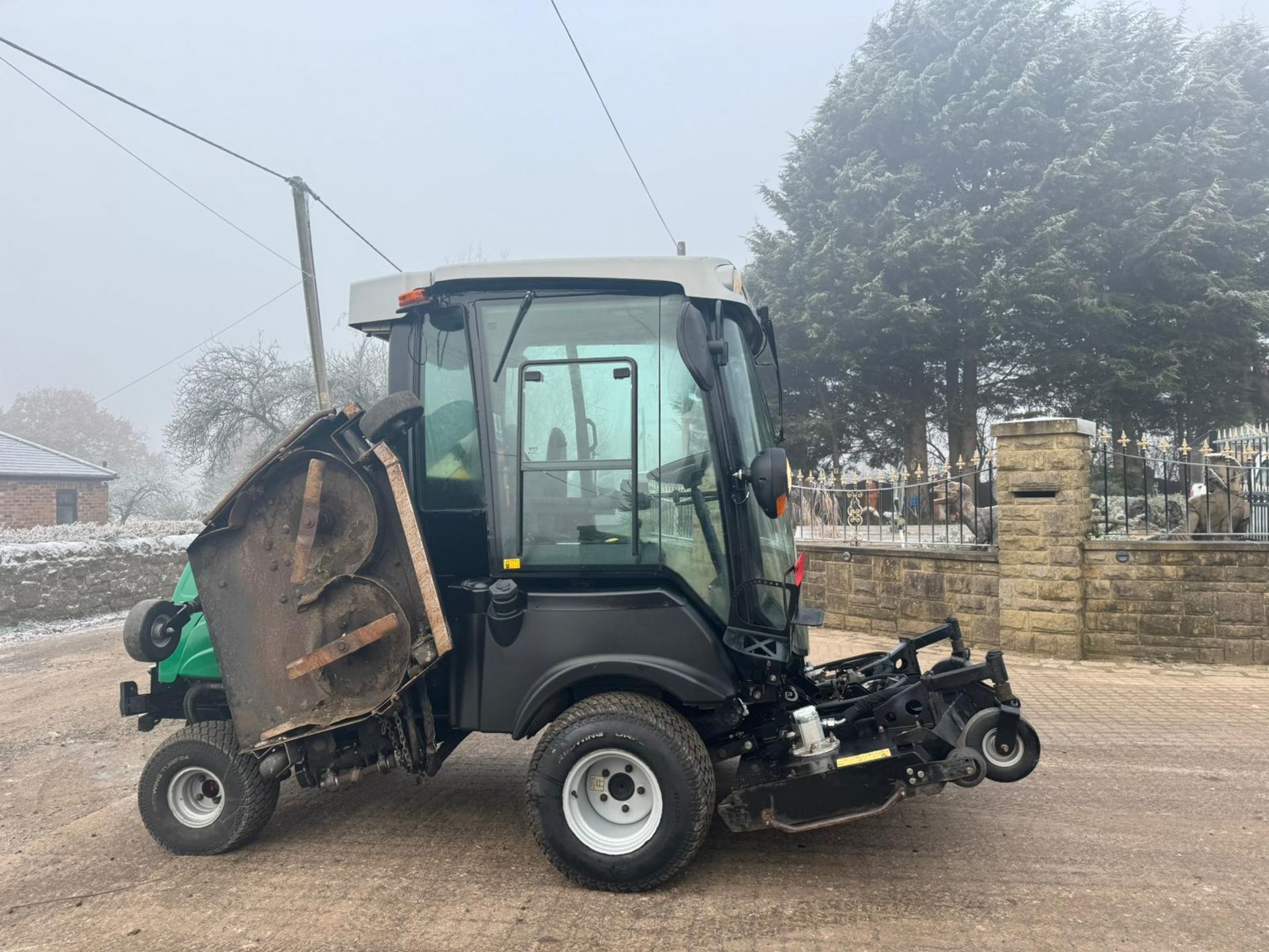 2016 RANSOMES RMP493 BATWING RIDE ON LAWN MOWER WITH FULL GLASS CAB *PLUS VAT* - Image 23 of 33