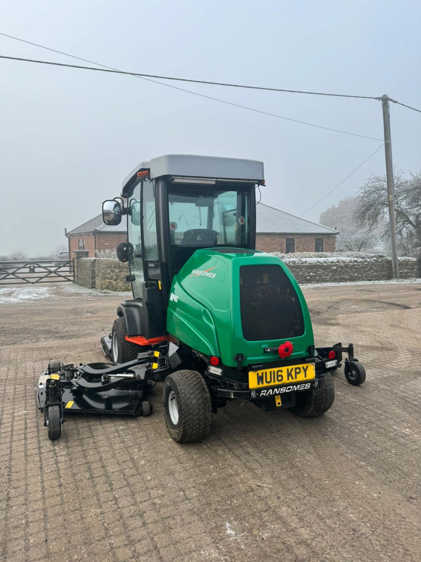 2016 RANSOMES RMP493 BATWING RIDE ON LAWN MOWER WITH FULL GLASS CAB *PLUS VAT* - Image 13 of 33