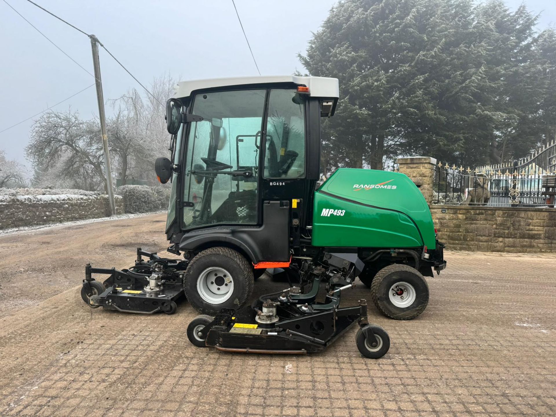 2016 RANSOMES RMP493 BATWING RIDE ON LAWN MOWER WITH FULL GLASS CAB *PLUS VAT* - Image 9 of 33