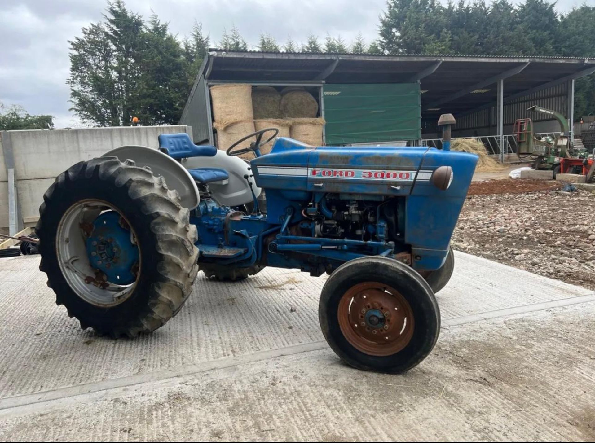 FORD 3000 PETROL VINTAGE TRACTOR *PLUS VAT* - Image 3 of 9