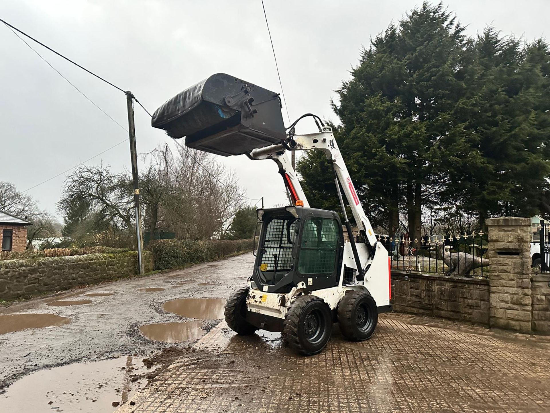 2019 BOBCAT S550 WHEELED SKIDSTEER LOADER WITH 54” BOBCAT SWEEPER BUCKET *PLUS VAT* - Image 6 of 16