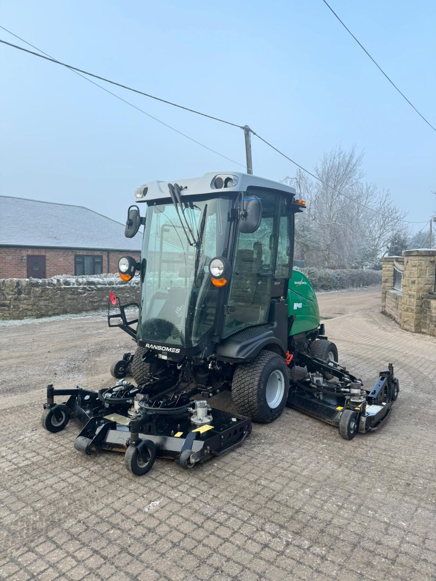 2016 RANSOMES RMP493 BATWING RIDE ON LAWN MOWER WITH FULL GLASS CAB *PLUS VAT* - Image 6 of 33