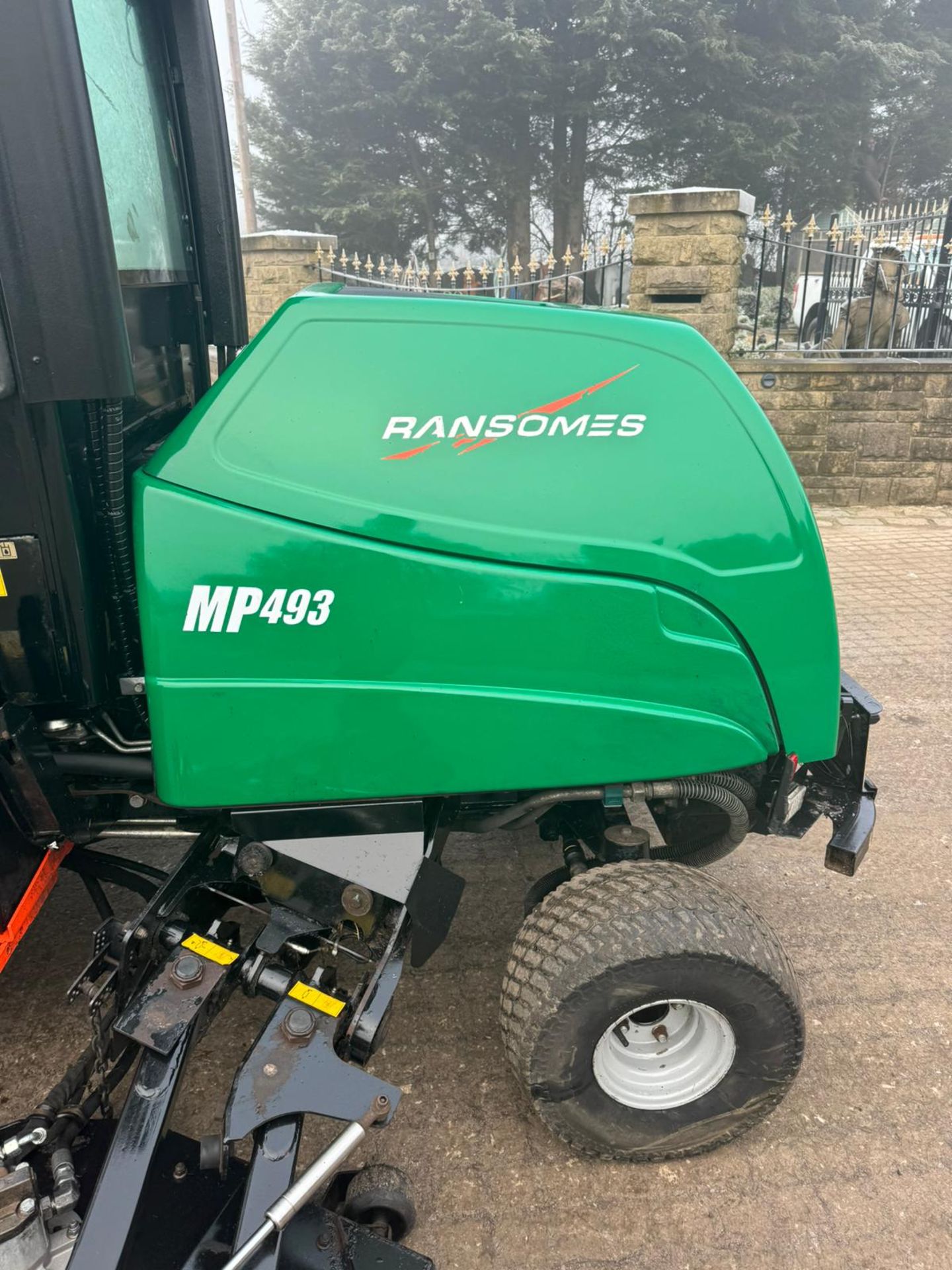 2016 RANSOMES RMP493 BATWING RIDE ON LAWN MOWER WITH FULL GLASS CAB *PLUS VAT* - Image 11 of 33