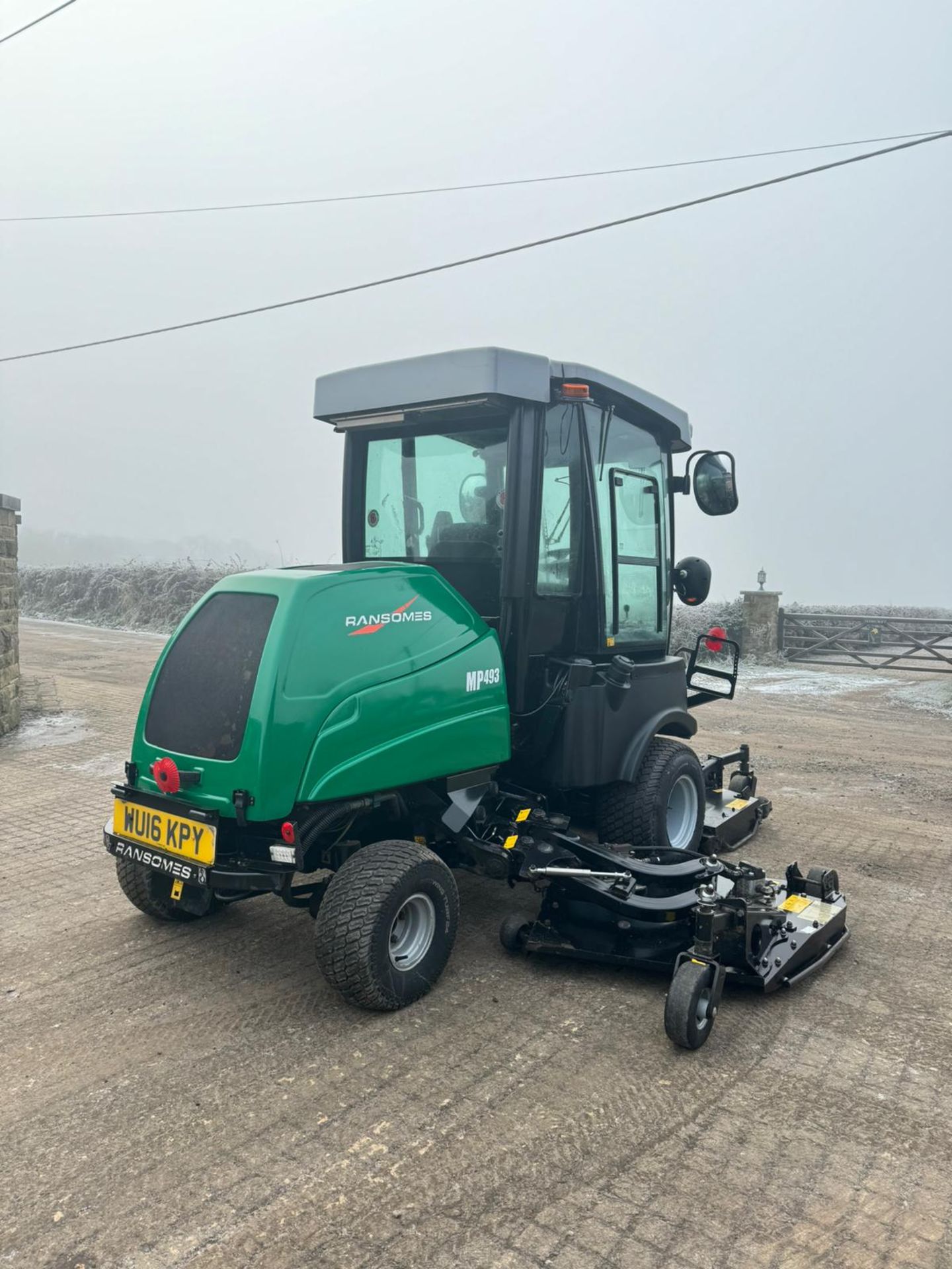 2016 RANSOMES RMP493 BATWING RIDE ON LAWN MOWER WITH FULL GLASS CAB *PLUS VAT* - Image 18 of 33