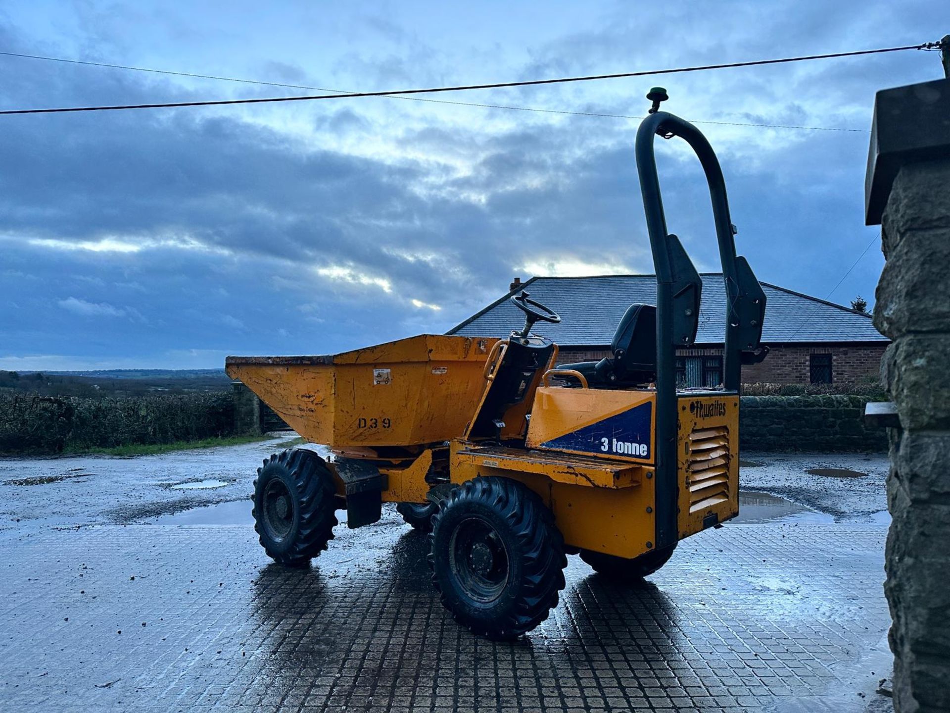 2010 THWAITES 3 TON SWIVEL SKIP DUMPER *PLUS VAT* - Image 4 of 16