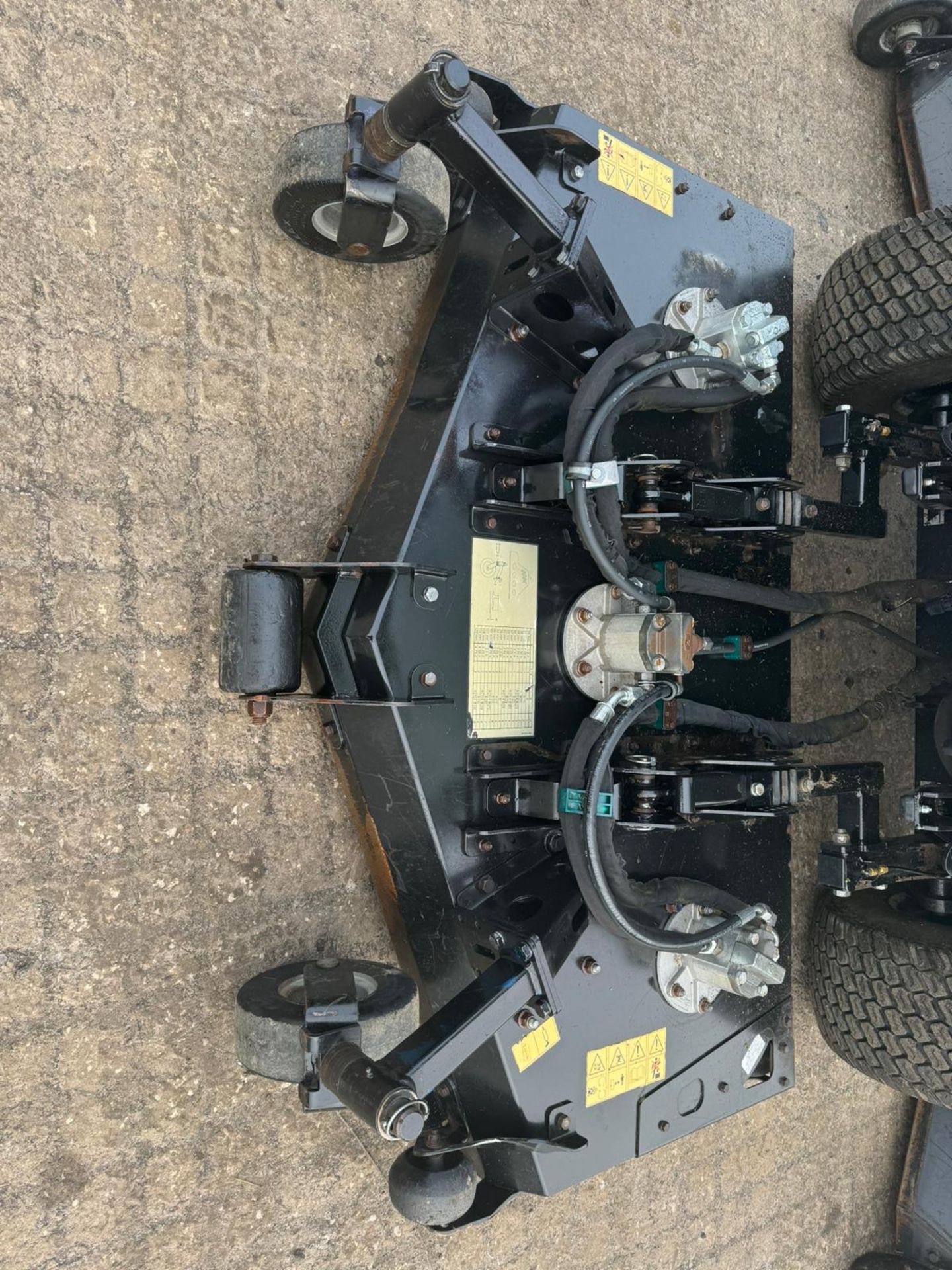 2016 RANSOMES RMP493 BATWING RIDE ON LAWN MOWER WITH FULL GLASS CAB *PLUS VAT* - Image 3 of 33