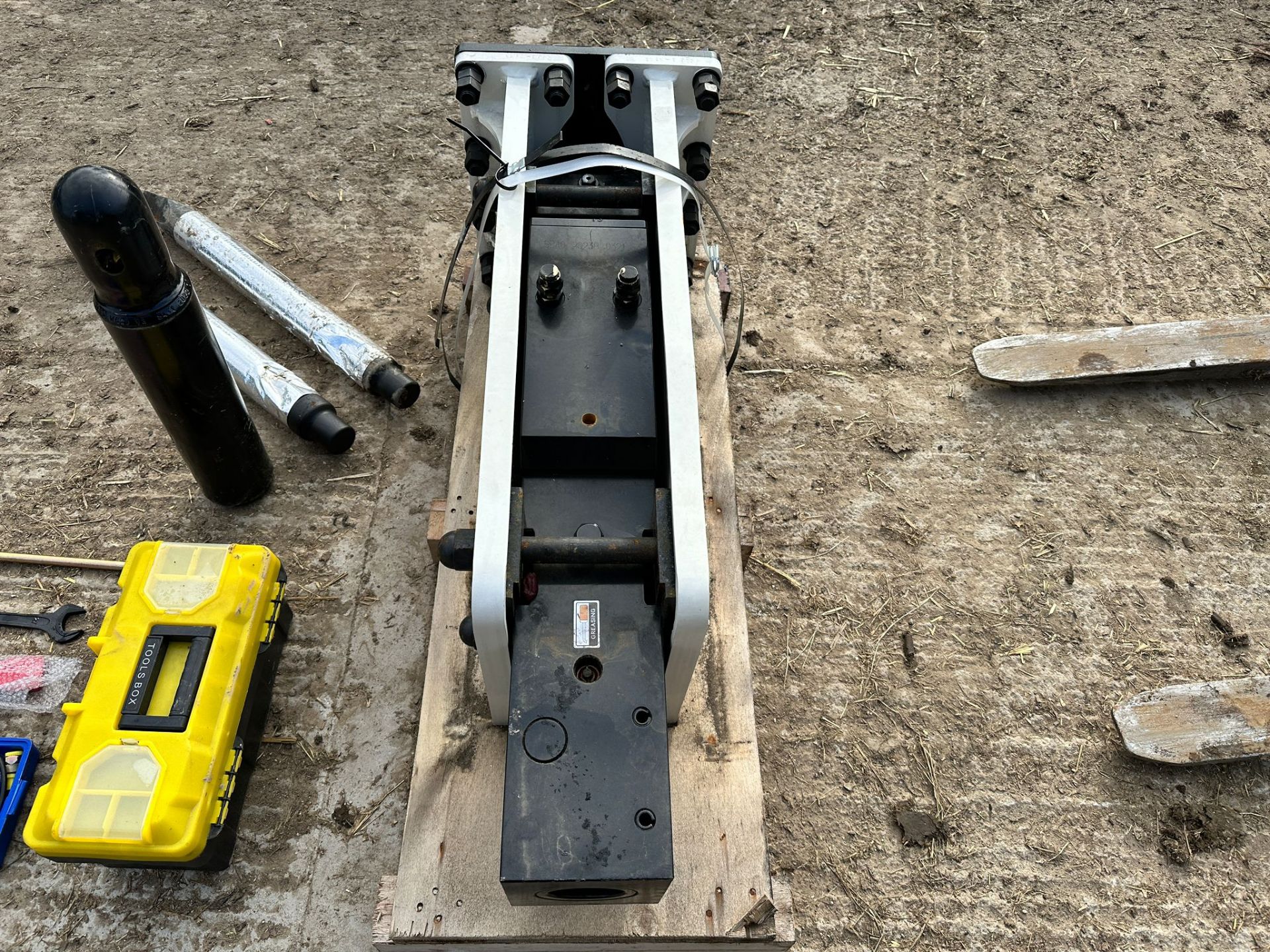 NEW/UNUSED ESSENTIAL EB30 HYDRAULIC ROCK BREAKER *PLUS VAT* - Image 8 of 11