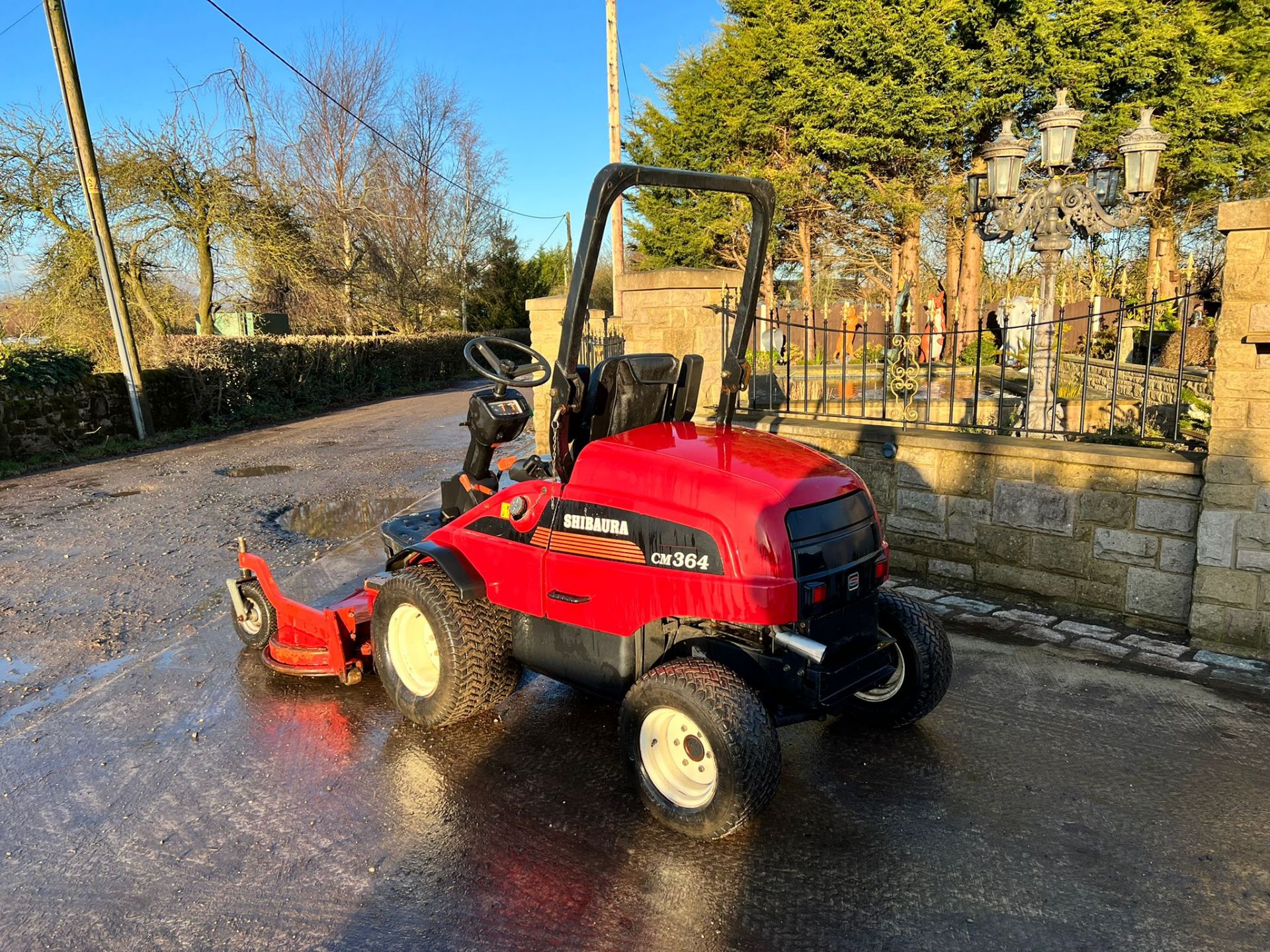 SHIBAURA CM364 4x4 RIDE ON MOWER, RUNS DRIVES AND CUTS, SHOWING 4189 HOURS *PLUS VAT* - Image 4 of 13