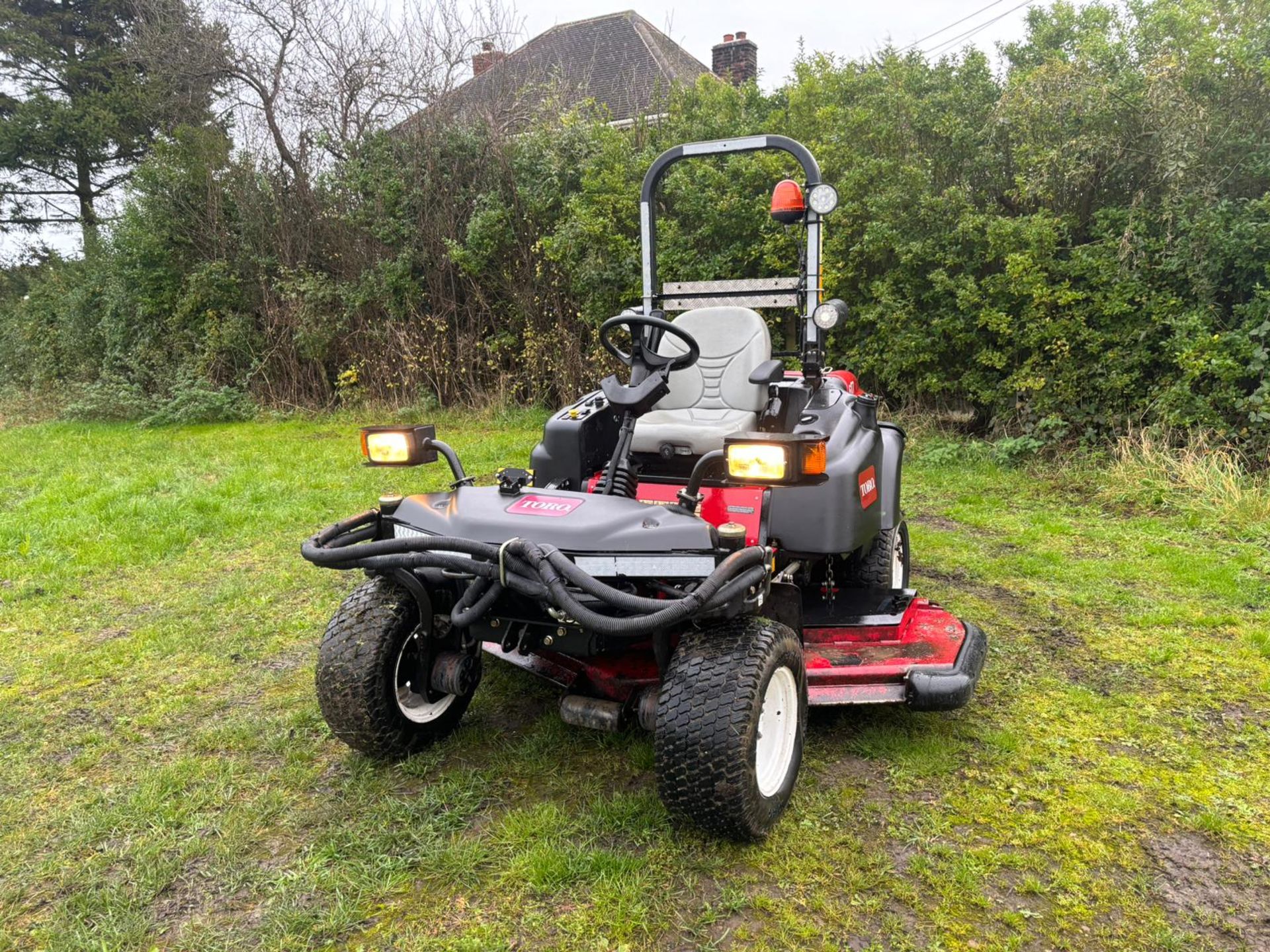 JJ -2014 TORO GROUNDMASTER 360 RIDE ON LAWN MOWER *PLUS VAT* RUNS DRIVES AND CUTS 4 WHEEL STEER - Image 3 of 14