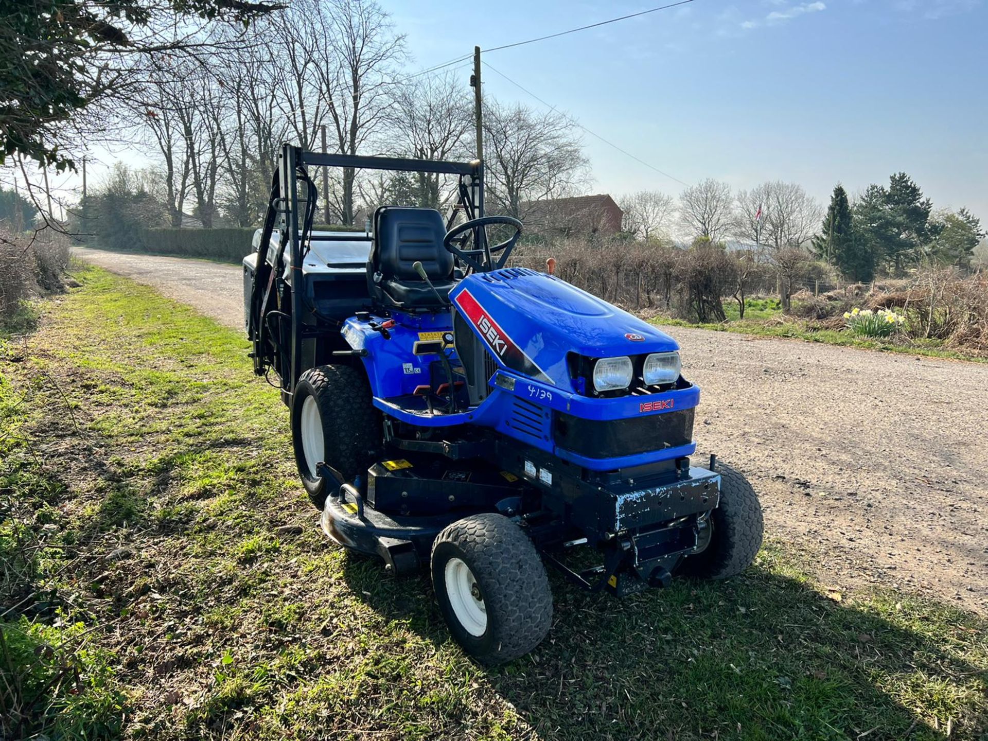 Iseki SXG22 Diesel High Tip Ride On Mower With Iseki SBC550 Collector, Runs Drives Cuts And Collects - Image 2 of 16