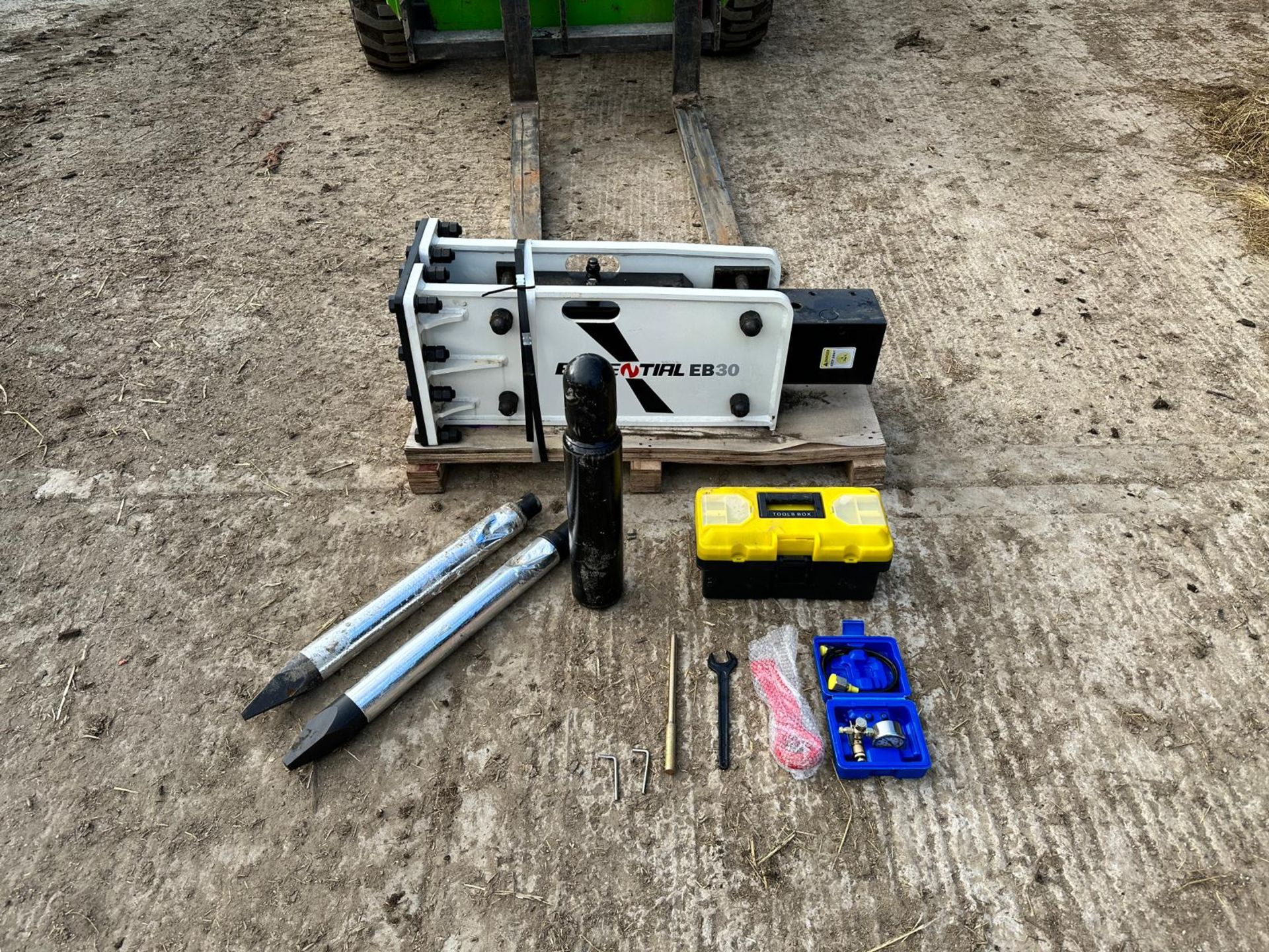 NEW/UNUSED ESSENTIAL EB30 HYDRAULIC ROCK BREAKER *PLUS VAT* - Image 6 of 11