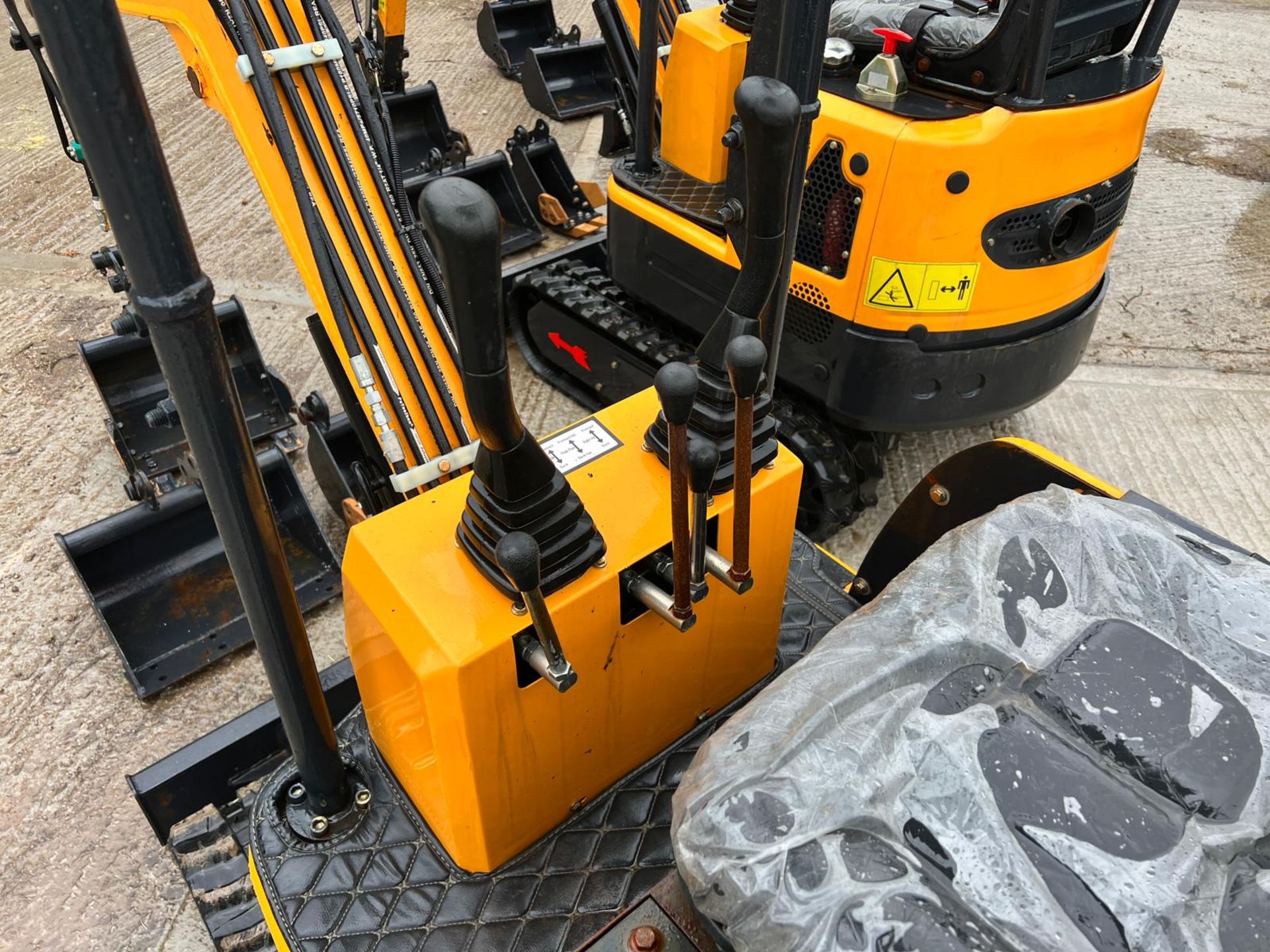 Unused LM10 1 Ton Mini Digger With Blade *PLUS VAT* - Image 4 of 12