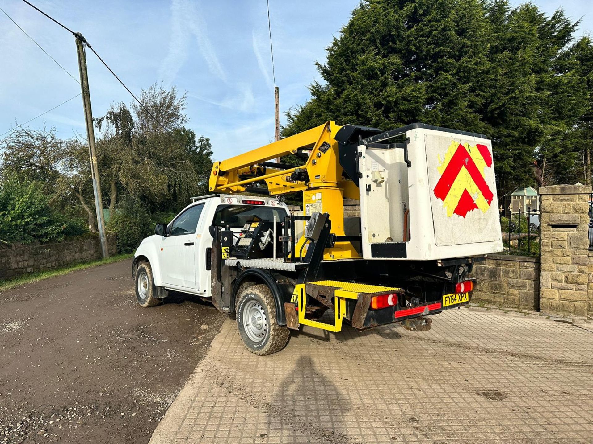 2014/64 ISUZU D-MAX S/C 2.5 TWIN TURBO 4WD PICKUP TRUCK WITH VERSALIFT CHERRY PICKER *PLUS VAT* - Image 6 of 30