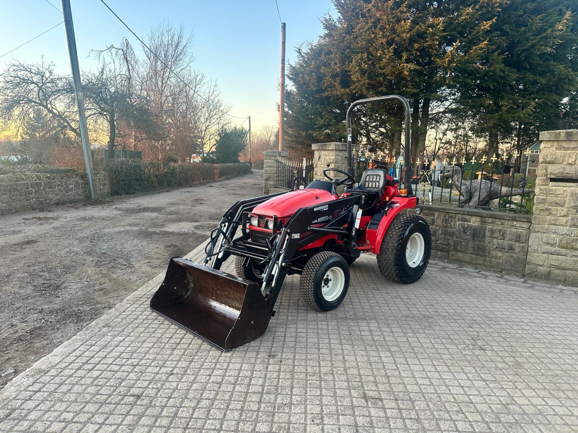 MITSUBISHI MT200HD 20HP 4WD COMPACT TRACTOR WITH FRONT LOADER AND BUCKET *NO VAT* - Image 2 of 19
