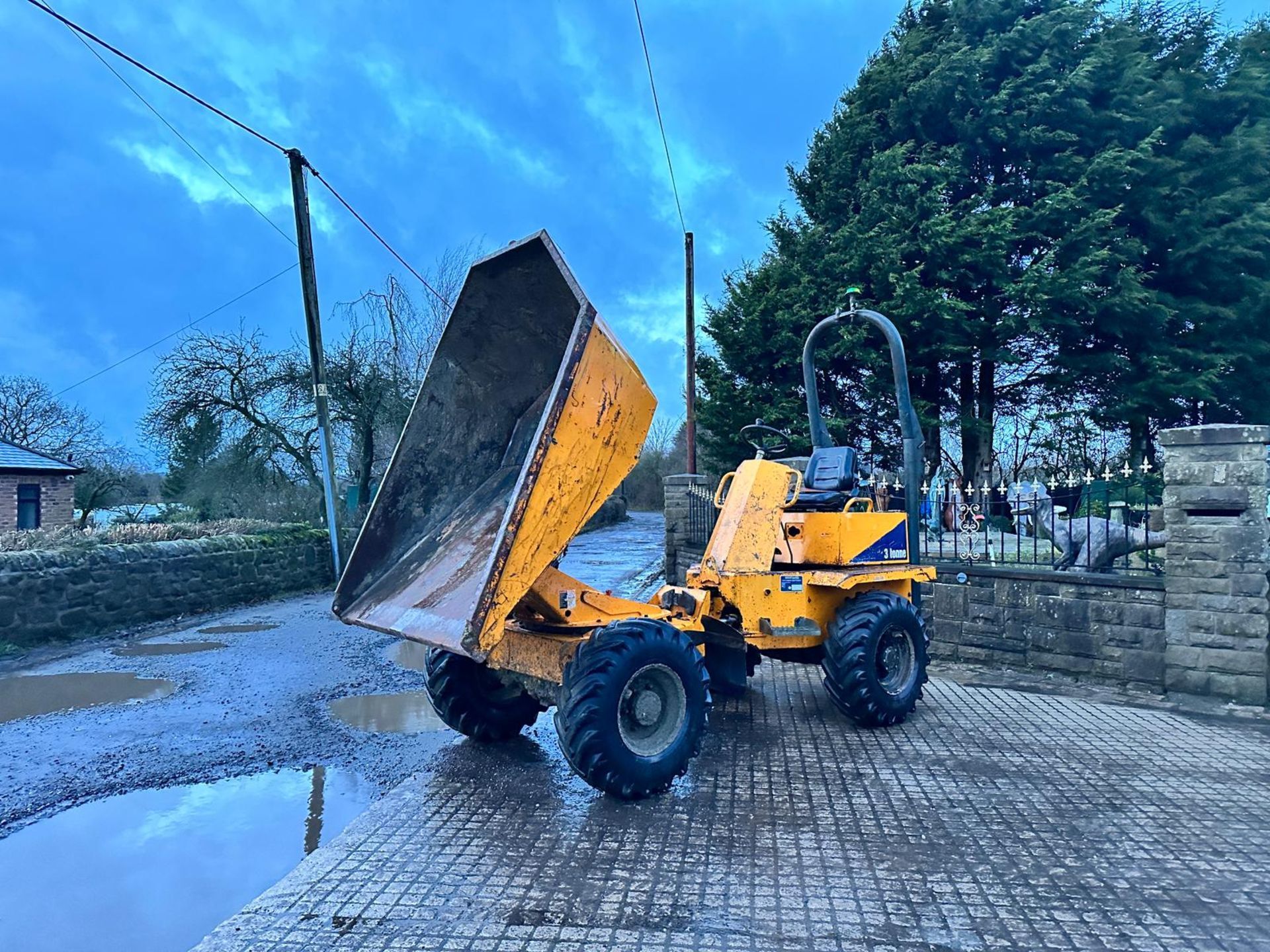 2010 THWAITES 3 TON SWIVEL SKIP DUMPER *PLUS VAT* - Image 9 of 16