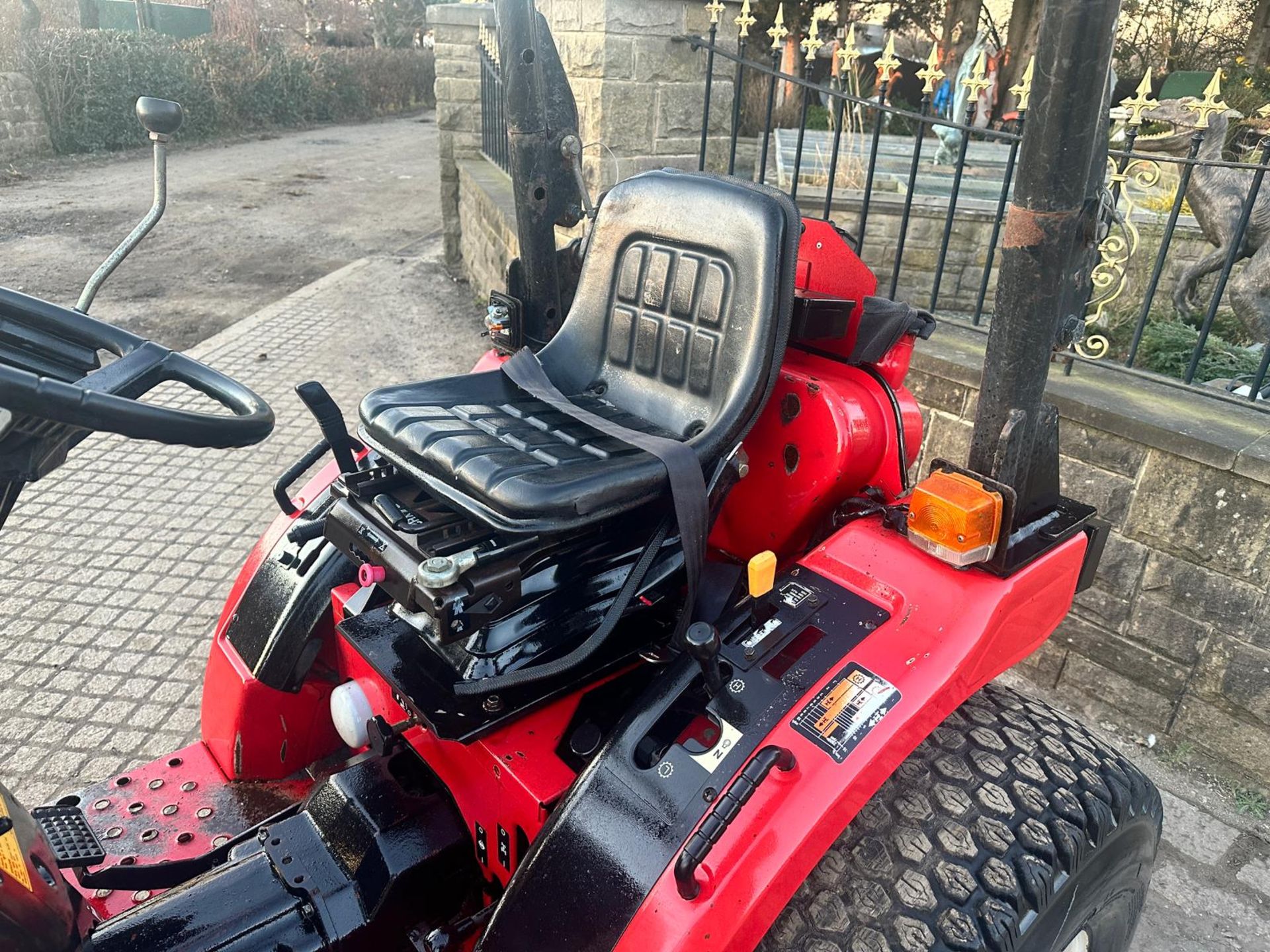 MITSUBISHI MT200HD 20HP 4WD COMPACT TRACTOR WITH FRONT LOADER AND BUCKET *NO VAT* - Image 11 of 19