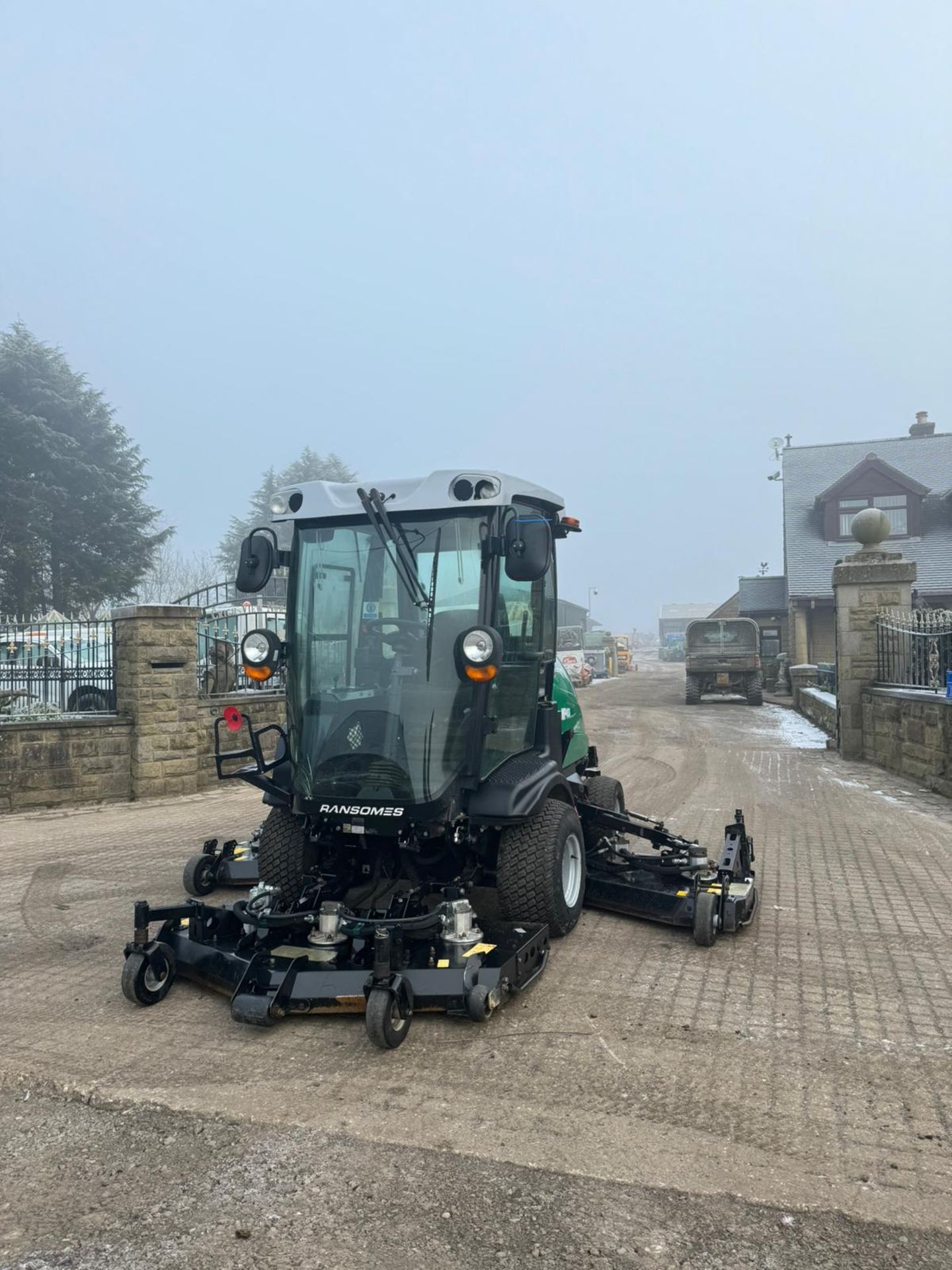 2016 RANSOMES RMP493 BATWING RIDE ON LAWN MOWER WITH FULL GLASS CAB *PLUS VAT* - Image 26 of 33