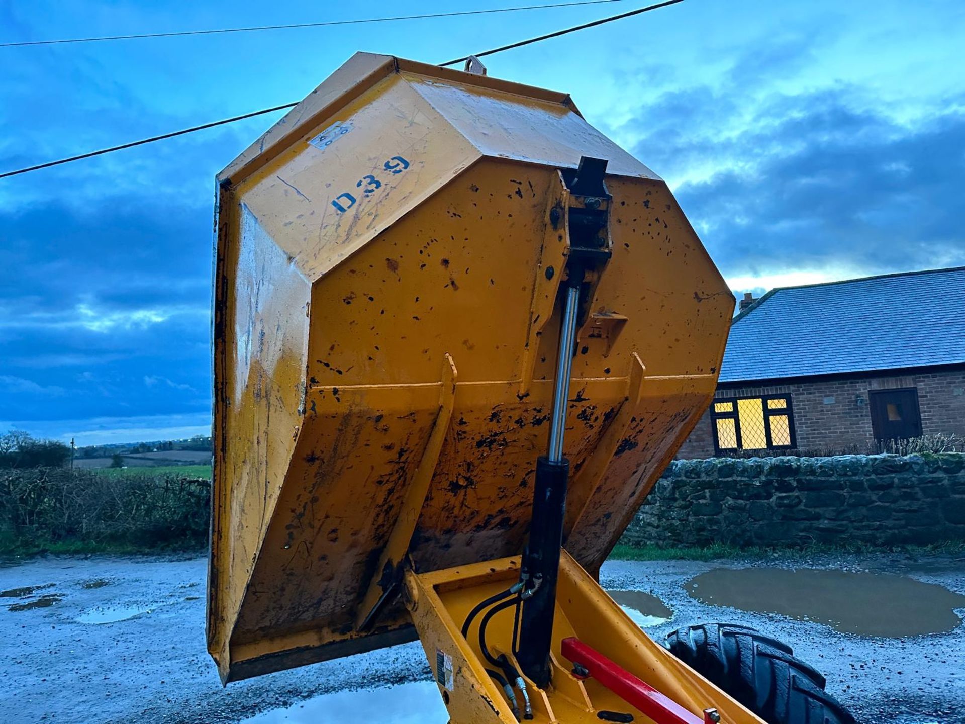 2010 THWAITES 3 TON SWIVEL SKIP DUMPER *PLUS VAT* - Image 7 of 16