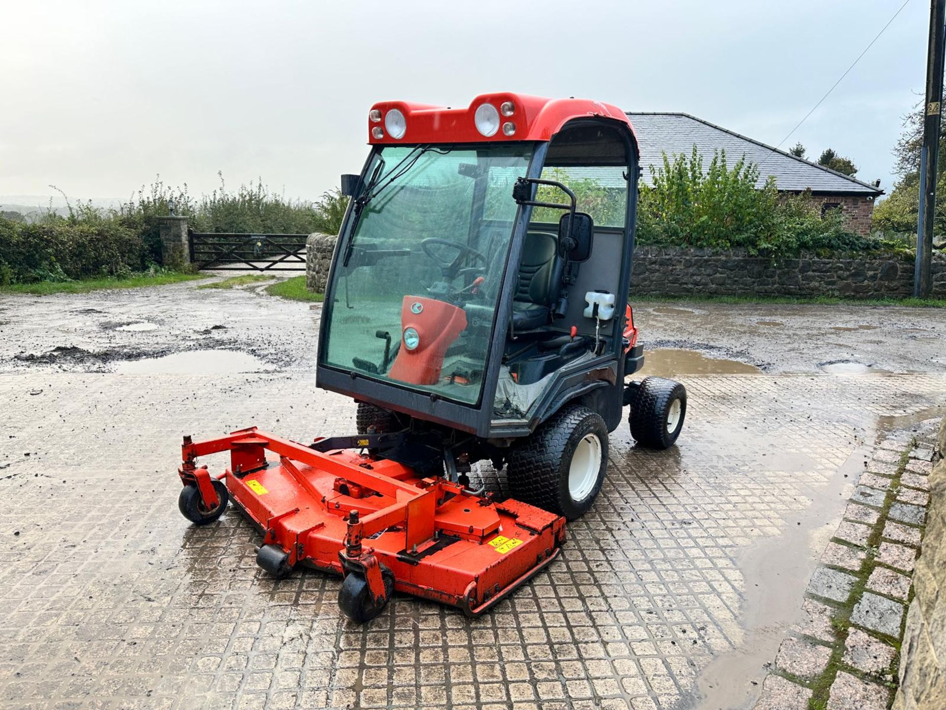 KUBOTA F2880 4WD OUTFRONT RIDE ON MOWER WITH CAB *PLUS VAT* - Image 2 of 15