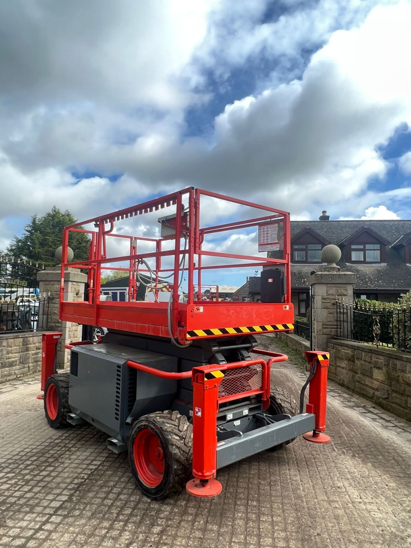 2011 SKYJACK SJ6832RT 4WD ROUGH TERRAIN SCISSOR LIFT *PLUS VAT* - Image 4 of 15