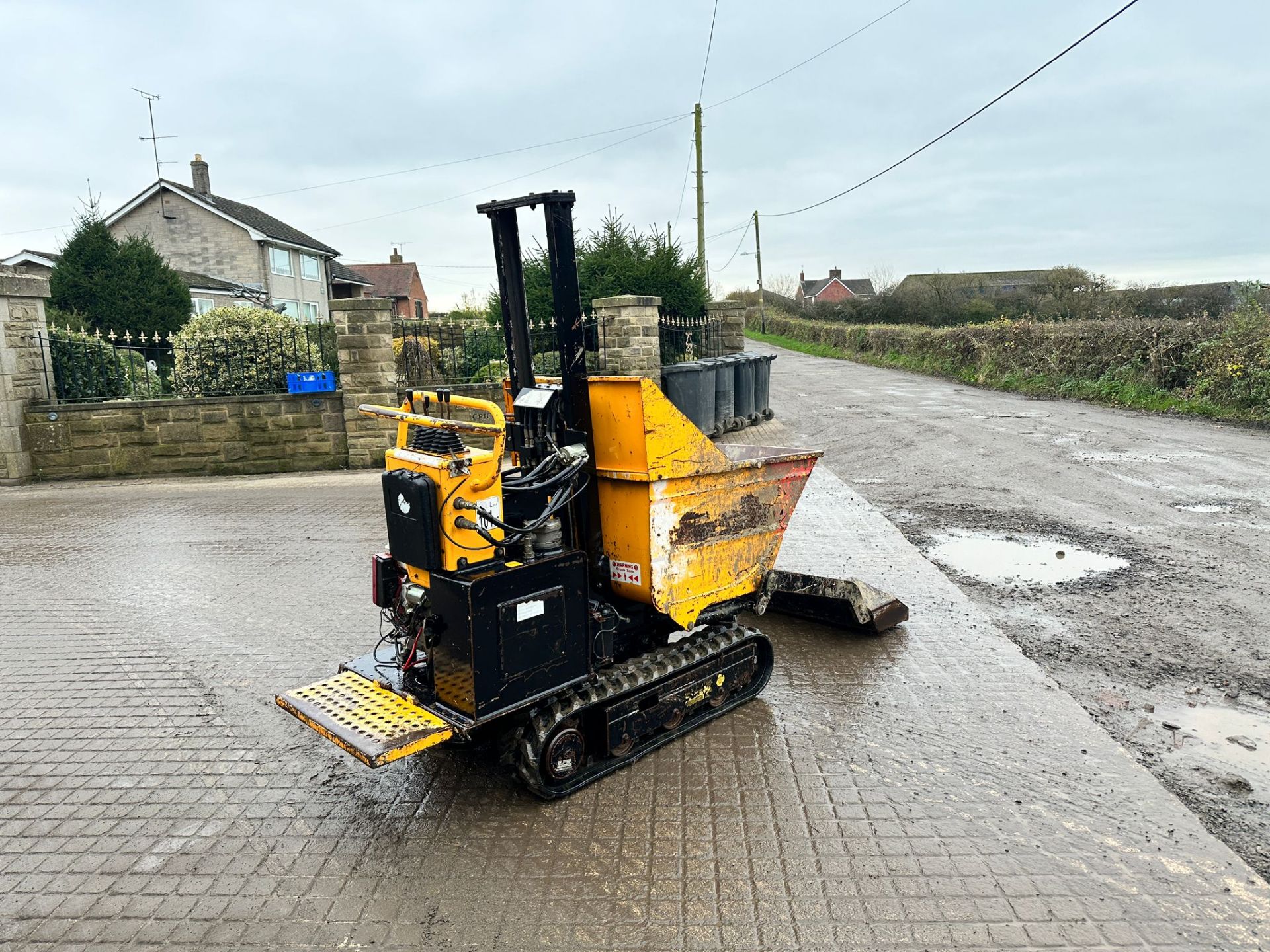 JCB TD10 HIGH TIP TRACKED DUMPER WITH SELF LOADING BUCKET *PLUS VAT* - Image 4 of 18