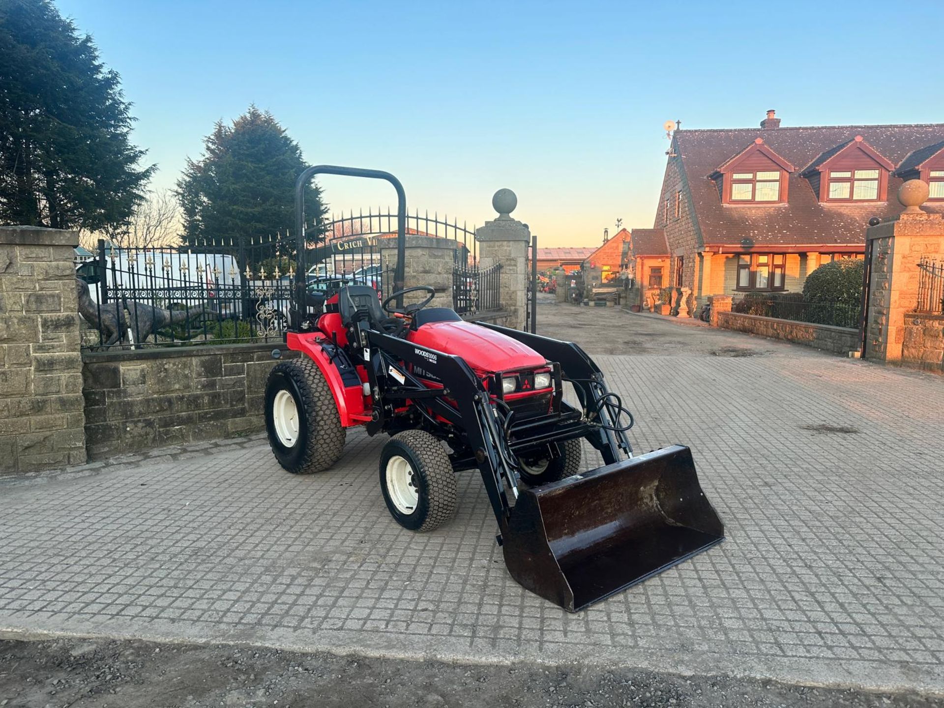 MITSUBISHI MT200HD 20HP 4WD COMPACT TRACTOR WITH FRONT LOADER AND BUCKET *NO VAT*