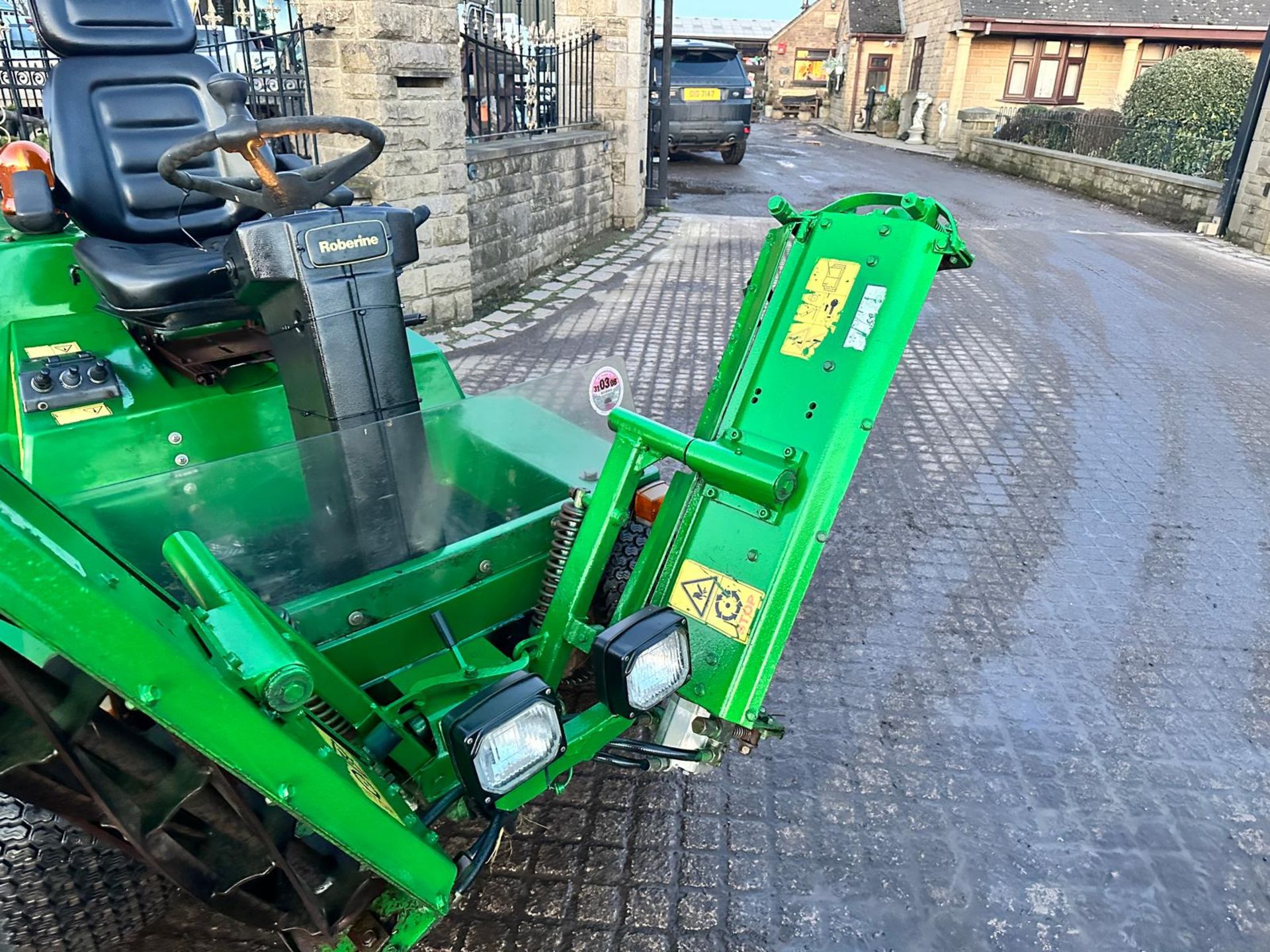 JOHN DEERE 900 4WD 3 GANG CYLINDER MOWER *PLUS VAT* - Image 3 of 12