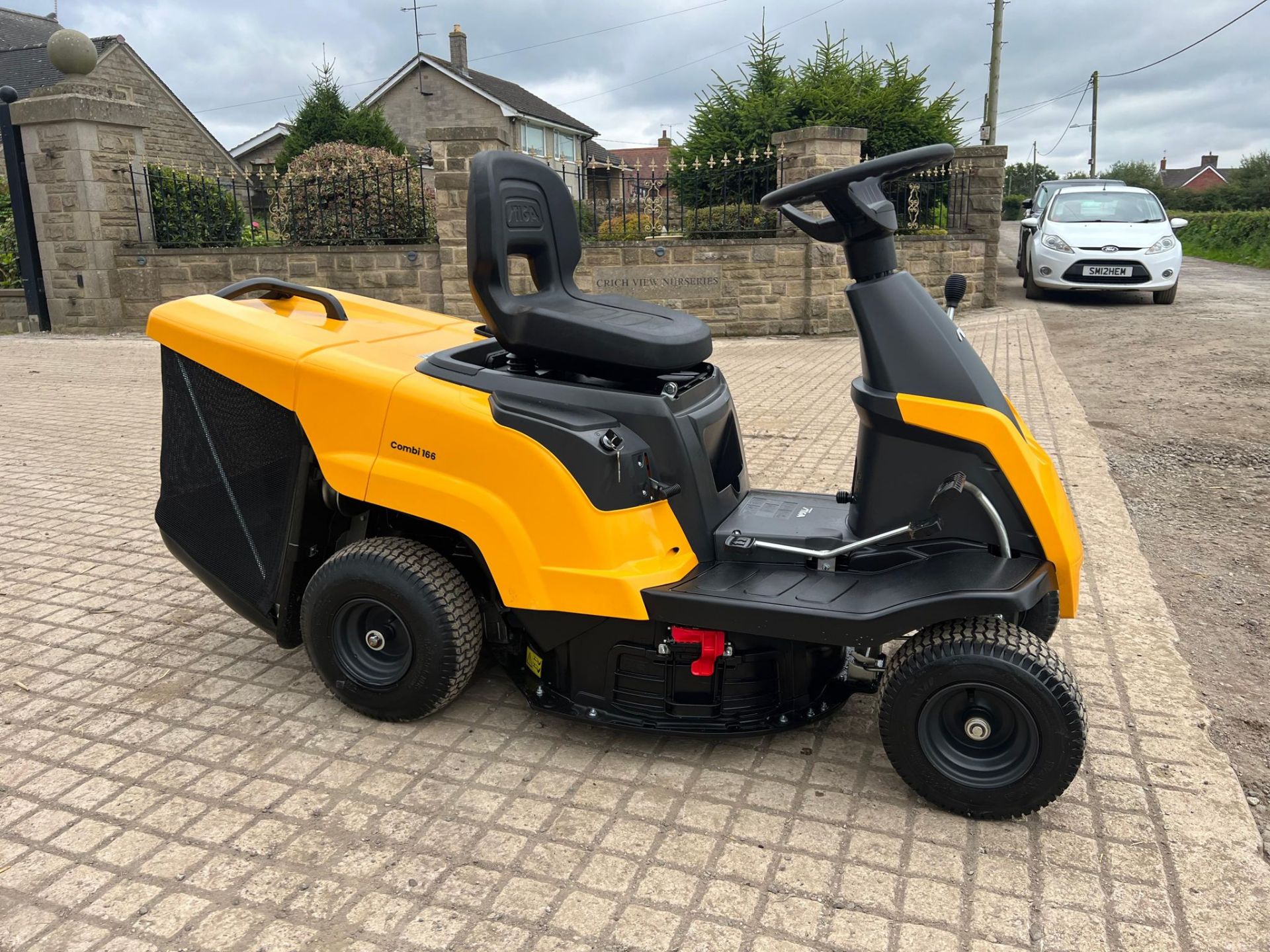 NEW/UNUSED STIGA COMBI 166 RIDE ON MOWER WITH REAR COLLECTOR *PLUS VAT* - Image 5 of 6