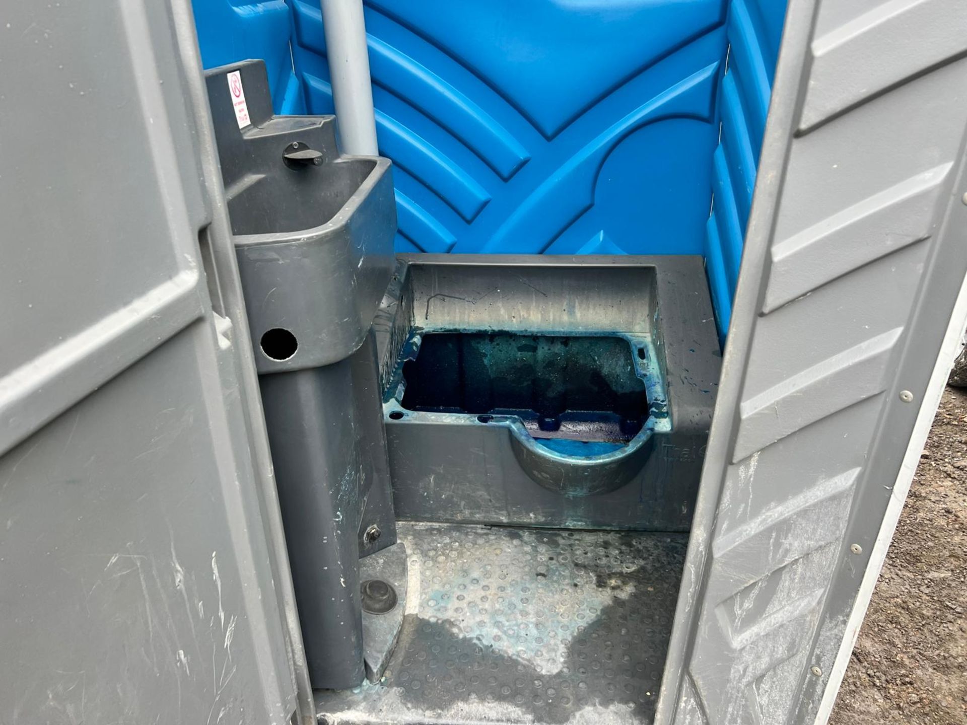 PORTABLE TOILET BLOCK *NO VAT* - Image 3 of 7