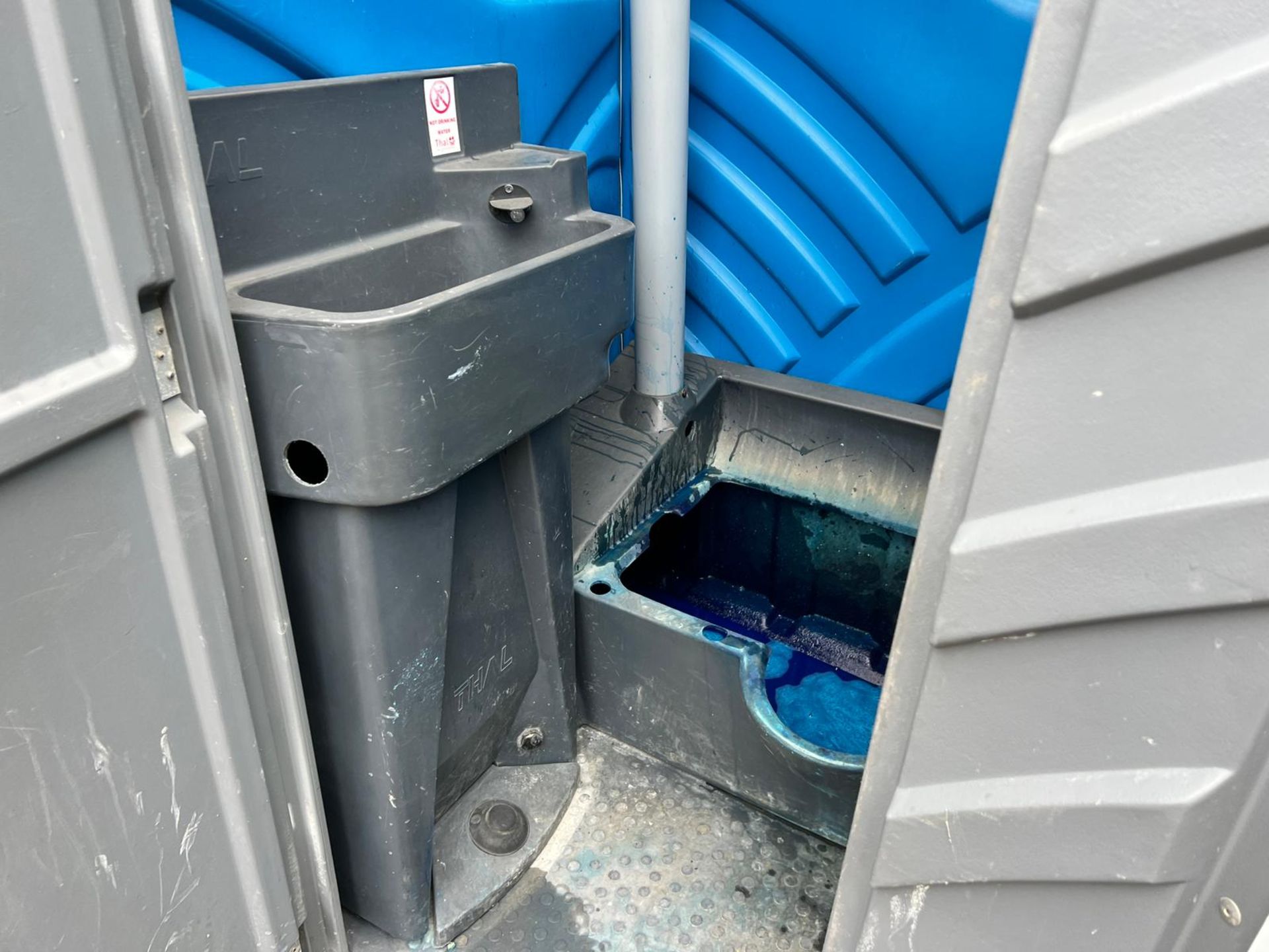 PORTABLE TOILET BLOCK *NO VAT* - Image 4 of 7