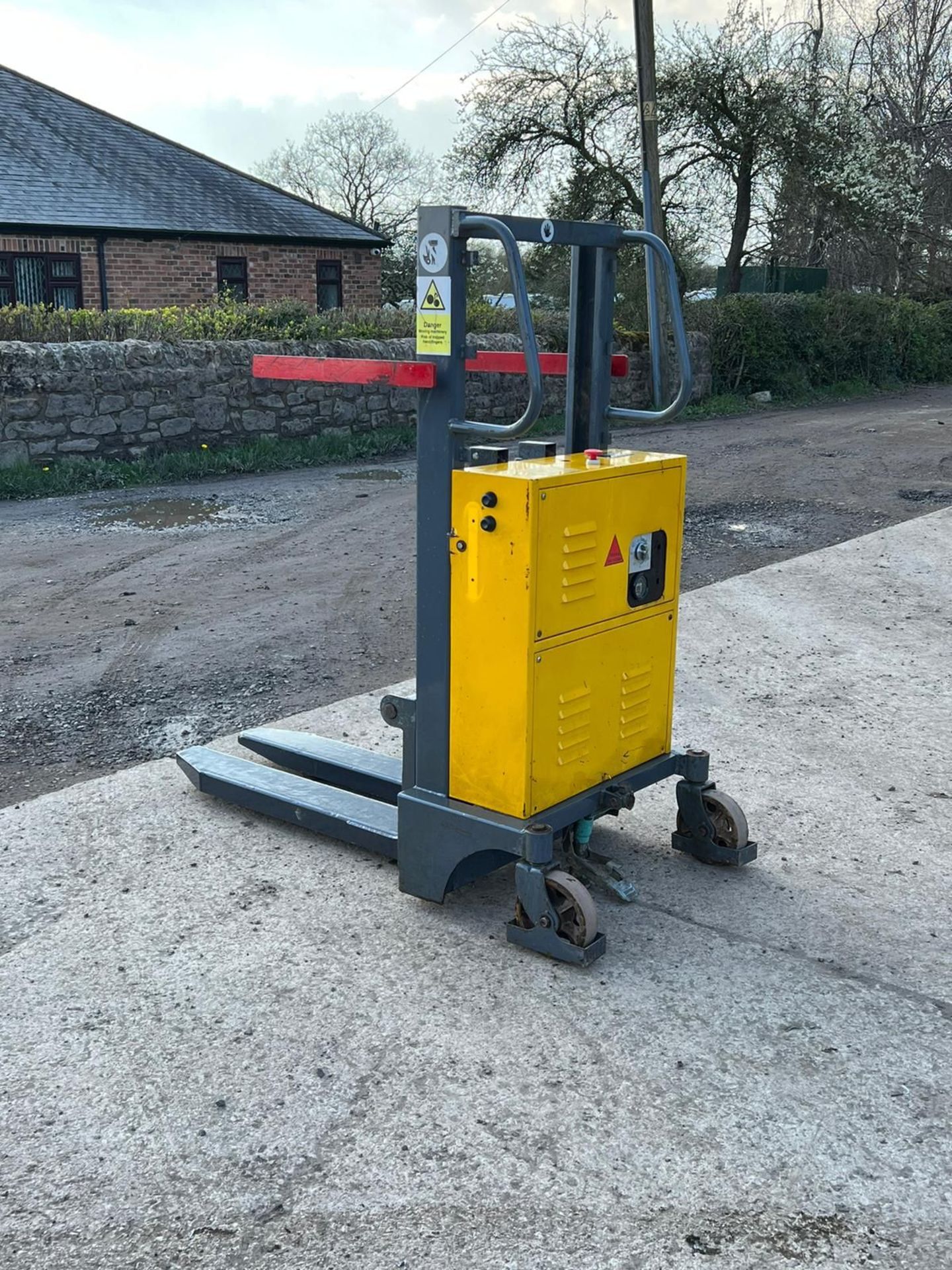 WARRIOR YM250 PALLET TRUCK *PLUS VAT* - Image 3 of 9