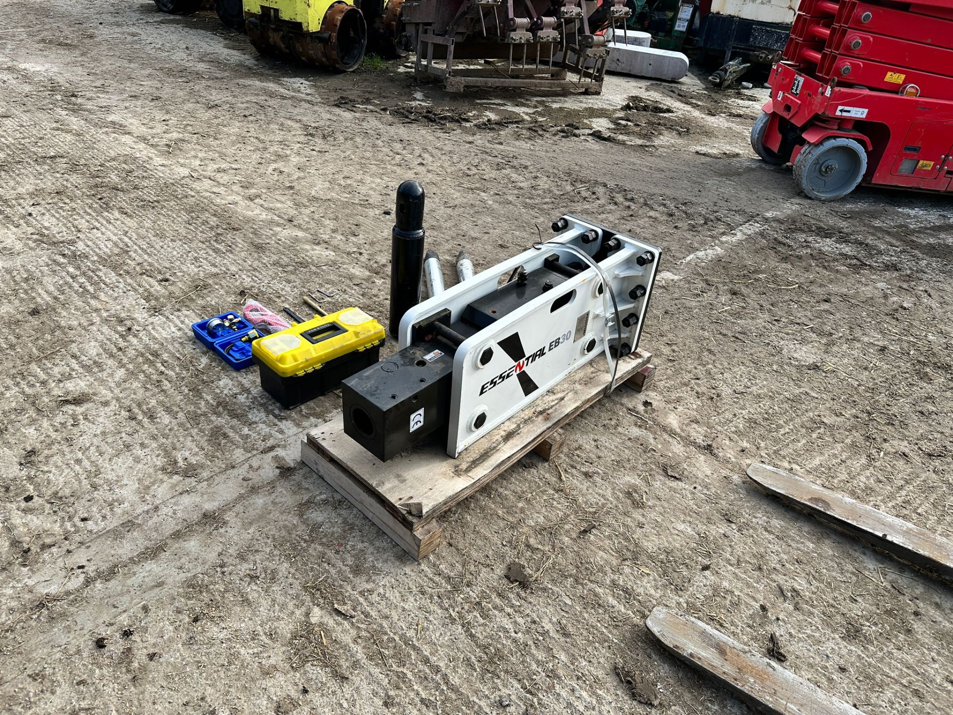 NEW/UNUSED ESSENTIAL EB30 HYDRAULIC ROCK BREAKER *PLUS VAT* - Image 4 of 11