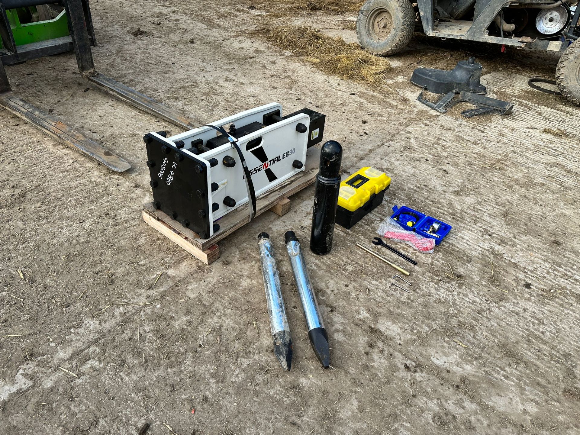 NEW/UNUSED ESSENTIAL EB30 HYDRAULIC ROCK BREAKER *PLUS VAT* - Image 5 of 11