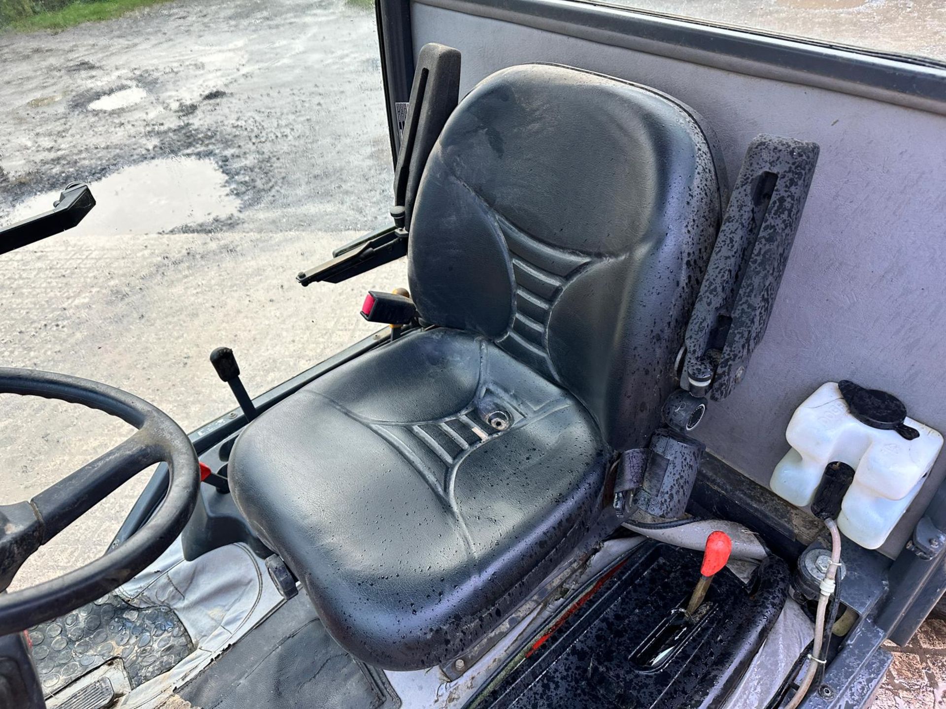 KUBOTA F2880 4WD OUTFRONT RIDE ON MOWER WITH CAB *PLUS VAT* - Image 12 of 15