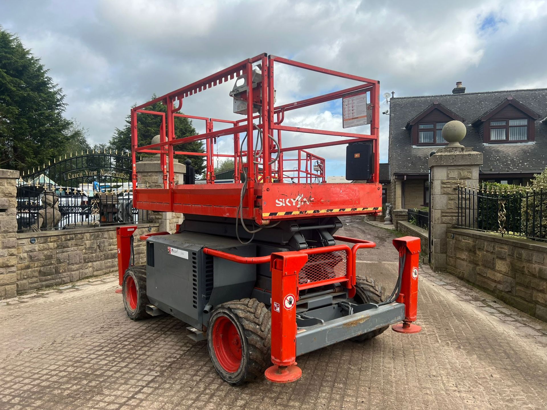 2011 SKYJACK SJ6832RT 4WD ROUGH TERRAIN SCISSOR LIFT *PLUS VAT* - Image 3 of 15