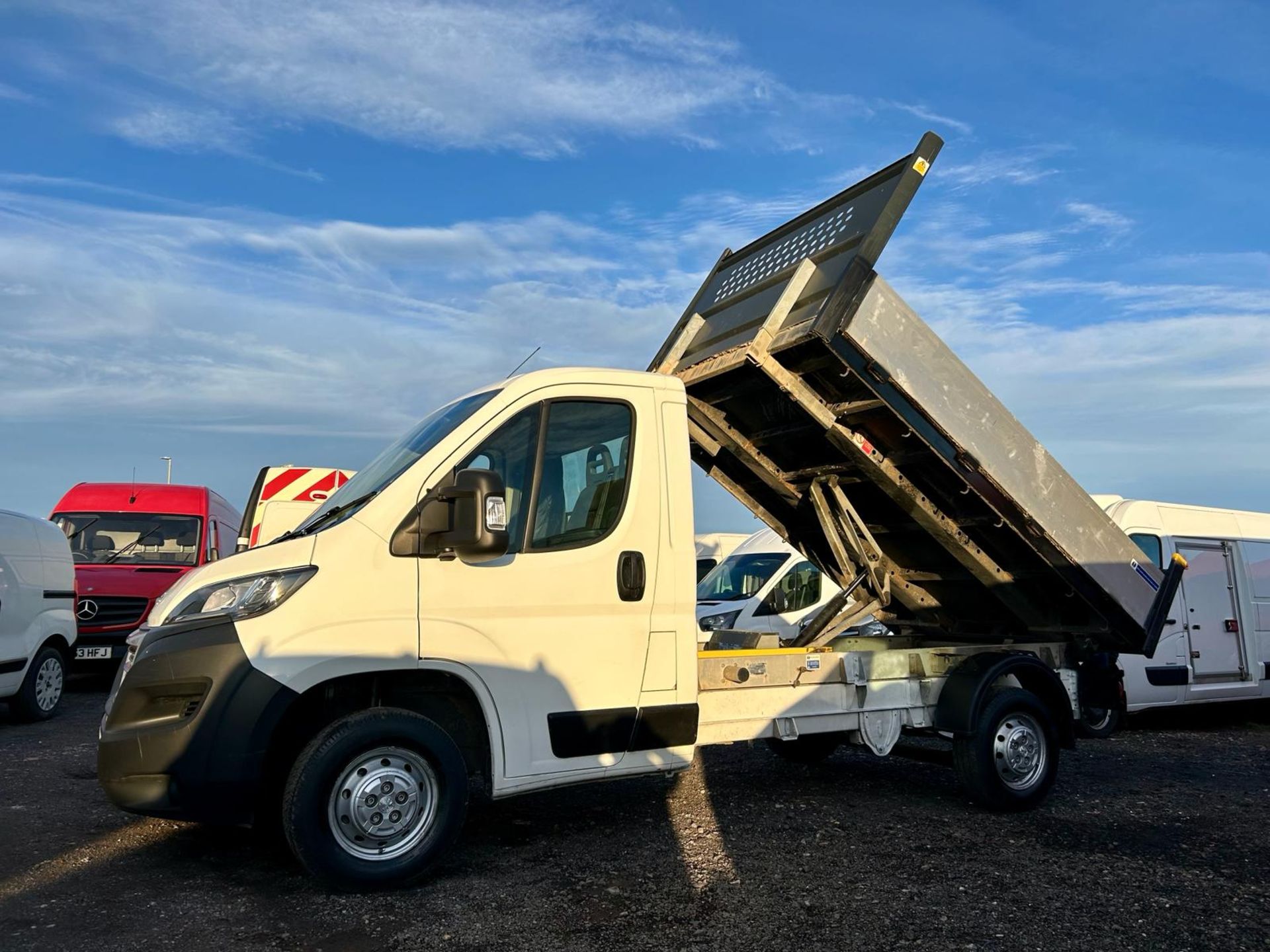 2018 PEUGEOT BOXER 335 L2 BLUE HDI WHITE CHASSIS CAB TIPPER VAN *NO VAT* - Image 7 of 19